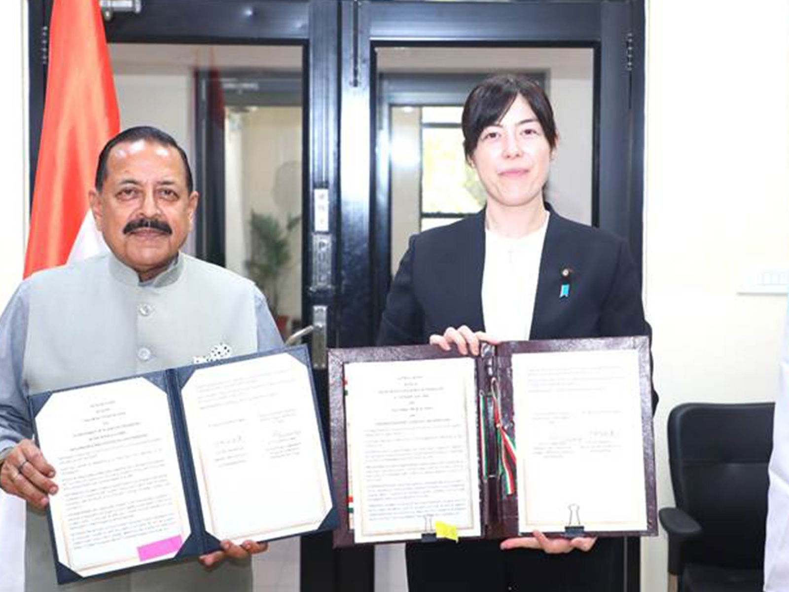 Union Minister Dr Jitendra Singh and Japan's Minister for Science and Technology Policy ONODA Kimi exchange documents after signing cooperation agreements in quantum science and health research (Photo/PIB)