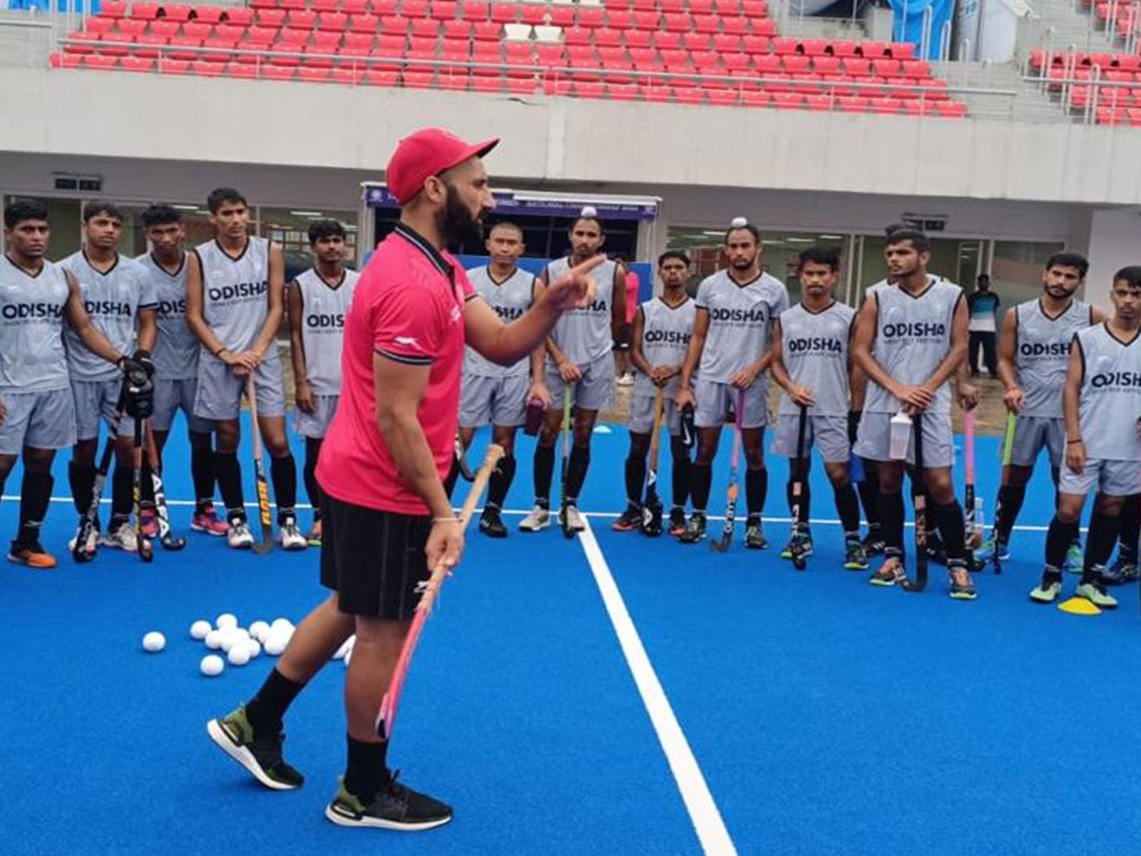 India sub-junior hockey team head coach Sardar Singh with the team. (Photo/Hockey India)
