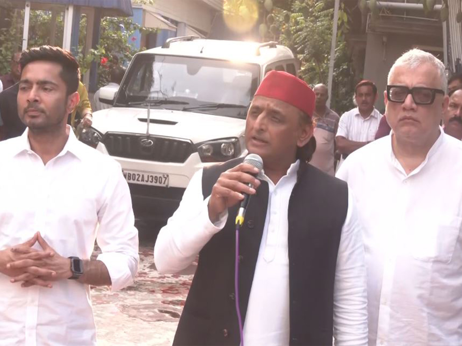 Samajwadi Party chief Akhilesh Yadav with TMC General Secretrary Abhishek Banerjee (Photo/ANI)