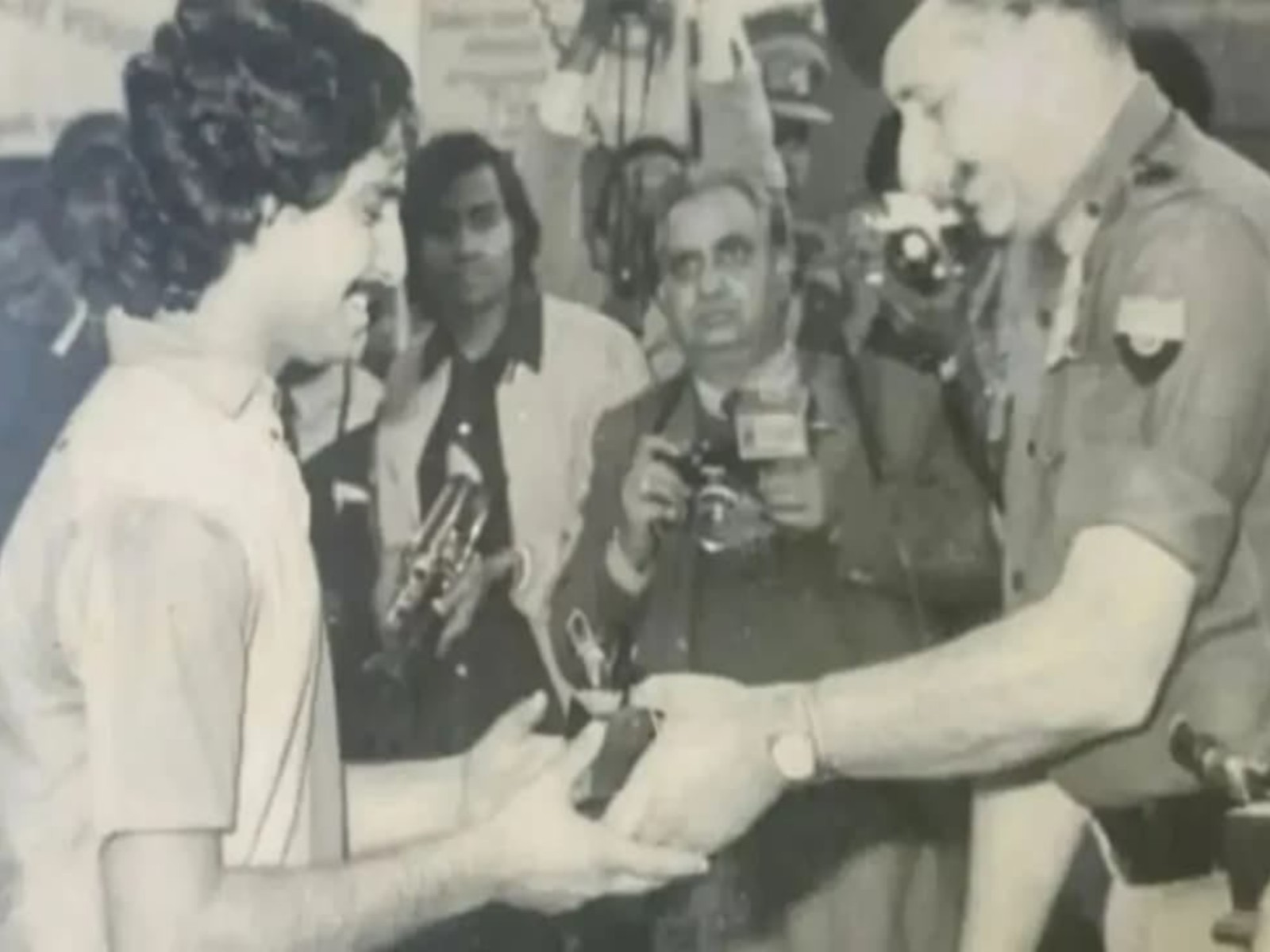 Mohan Singh (R) receiving the Man of the Match Award from Chief of Army Staff General (later Field Marshal) SHFJ Manekshaw (R). (Photo/AIFF)