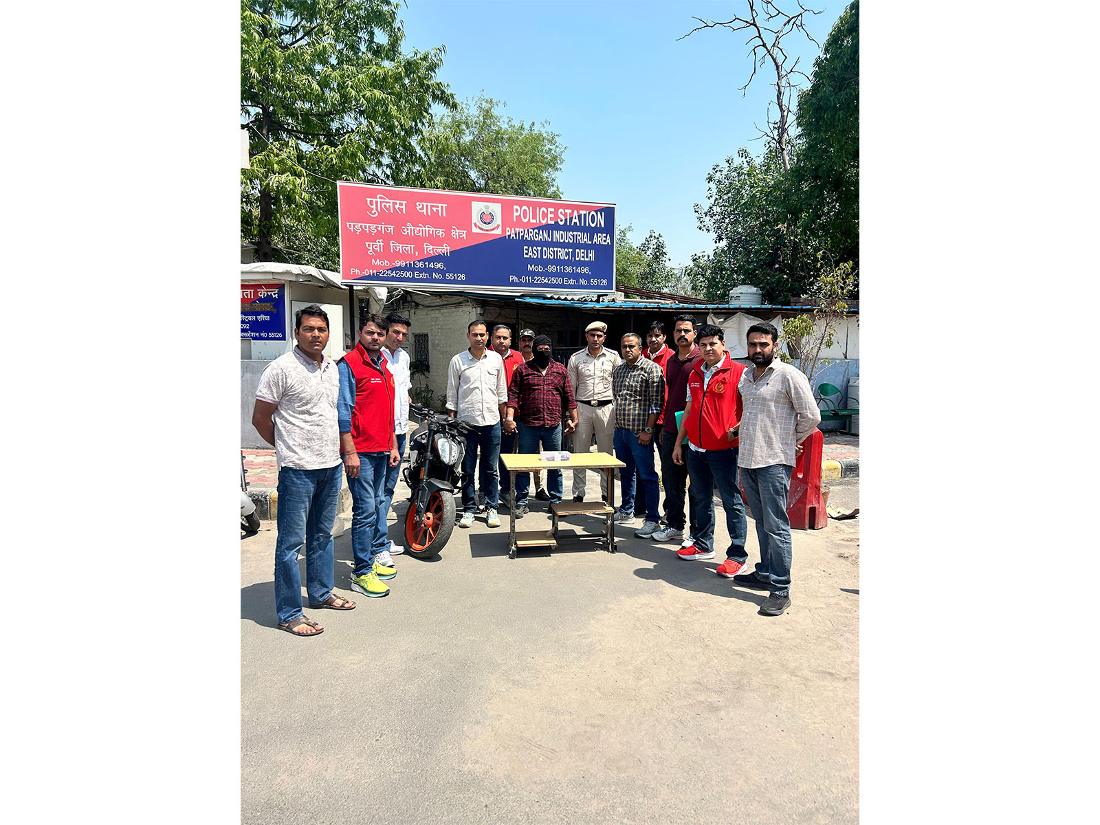 Dealhi Police East District with the accused (Photo/ANI)