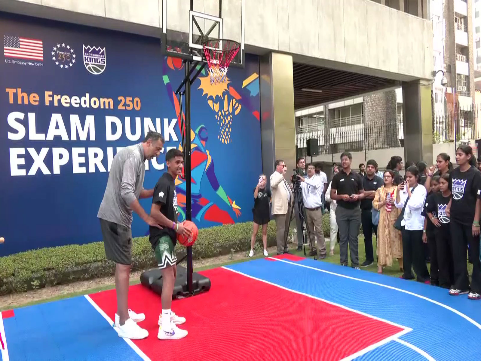 Vlade Divac (left) with young basketball enthusiasts in New Delhi (Photo: ANI)