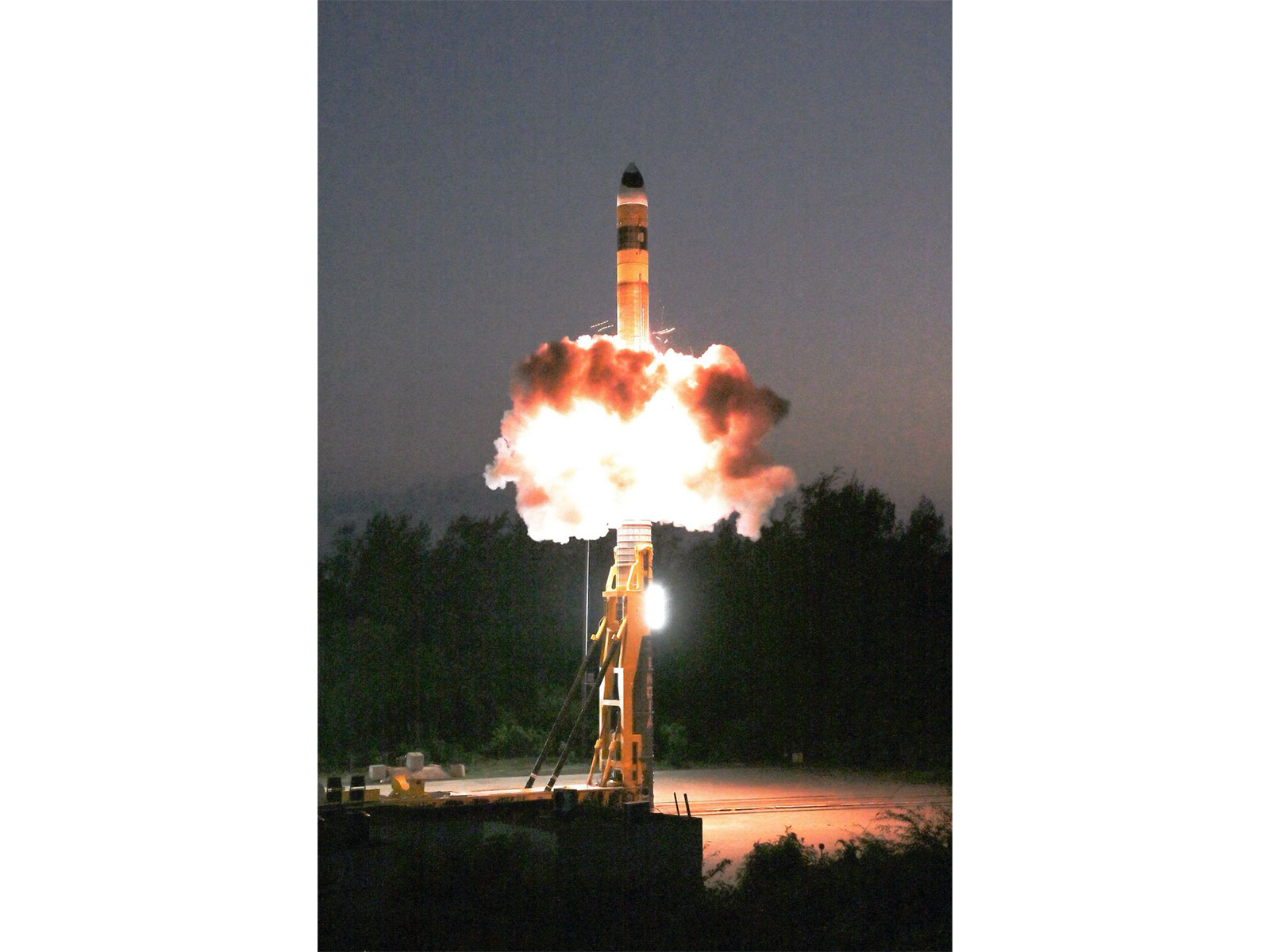 India successfully tests Agni missile with MIRV system from Odisha (Photo:X/@DRDO_India)