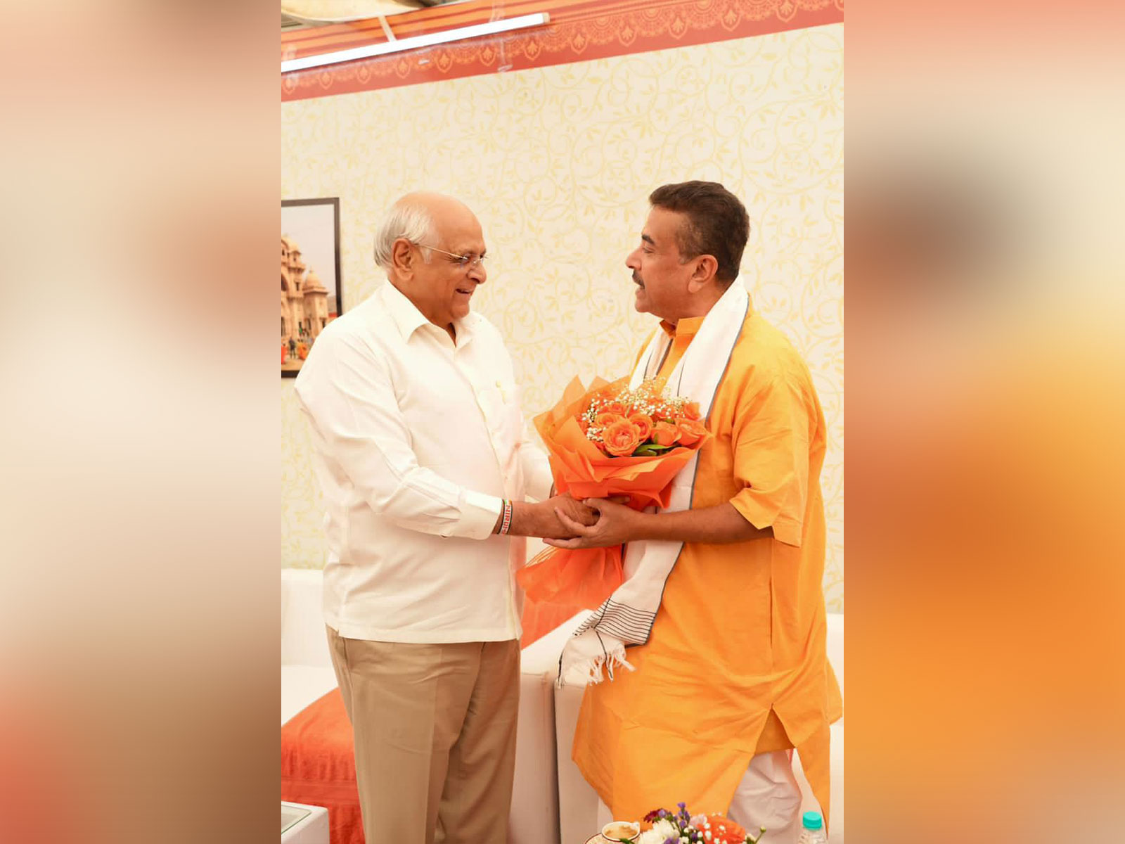 Gujarat Chief Minister Bhupendra Patel congratulates West Bengal Chief Minister Suvendu Adhikari during the swearing-in ceremony (Photo/Gujarat CMO)