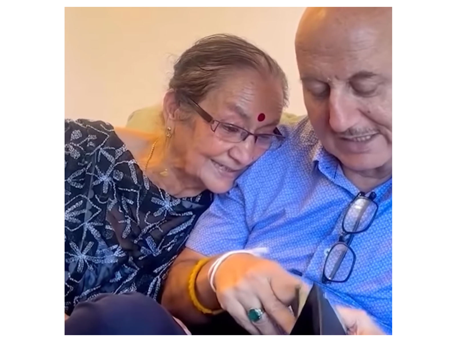 Anupam Kher with mother Dulari (Photo/Instagram@anupampkher)