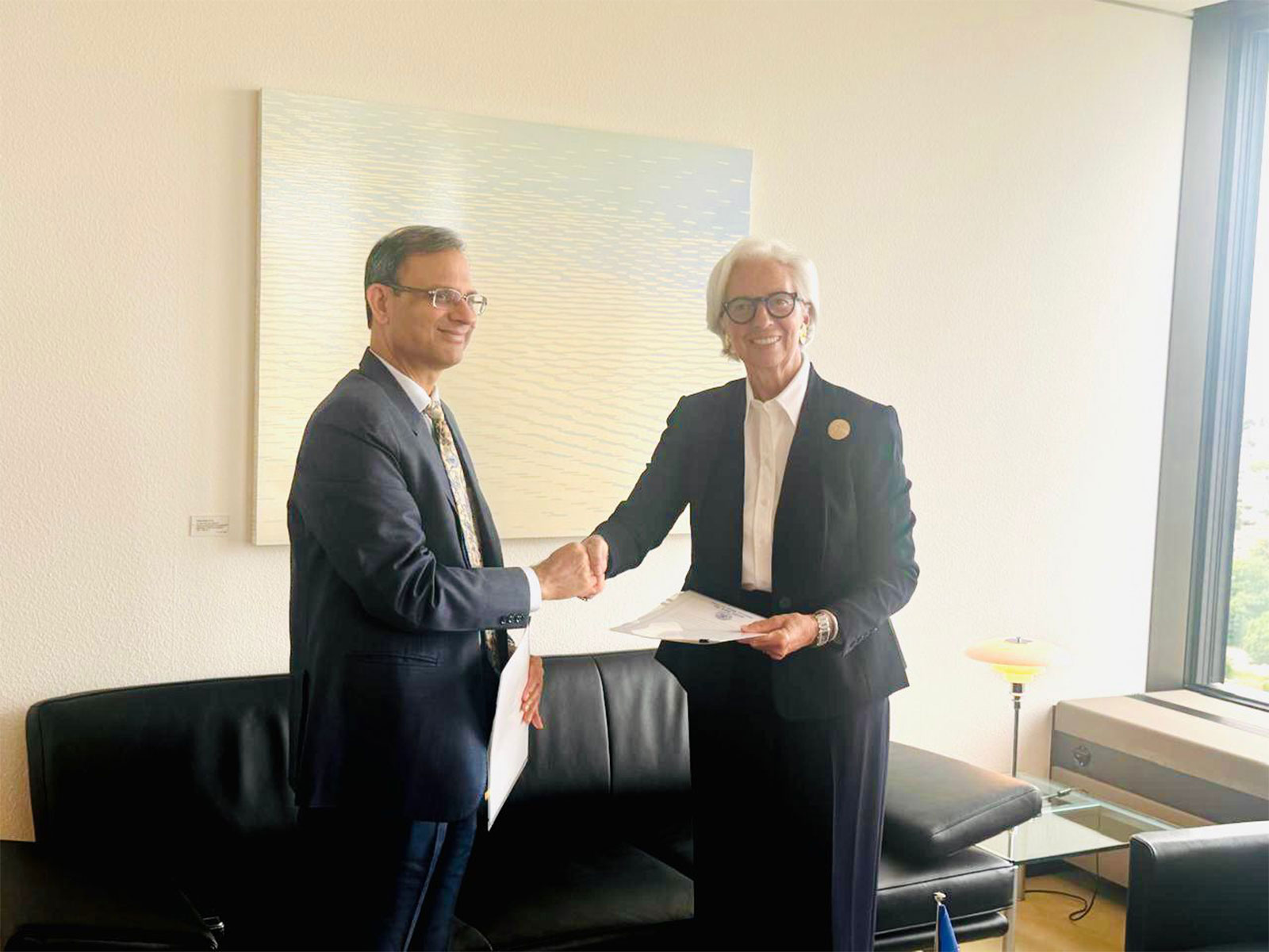 Governor of RBI Sanjay Malhotra and President of ECB Christine Lagarde sign MoU on mutual cooperation (Photo/X/@RBI)