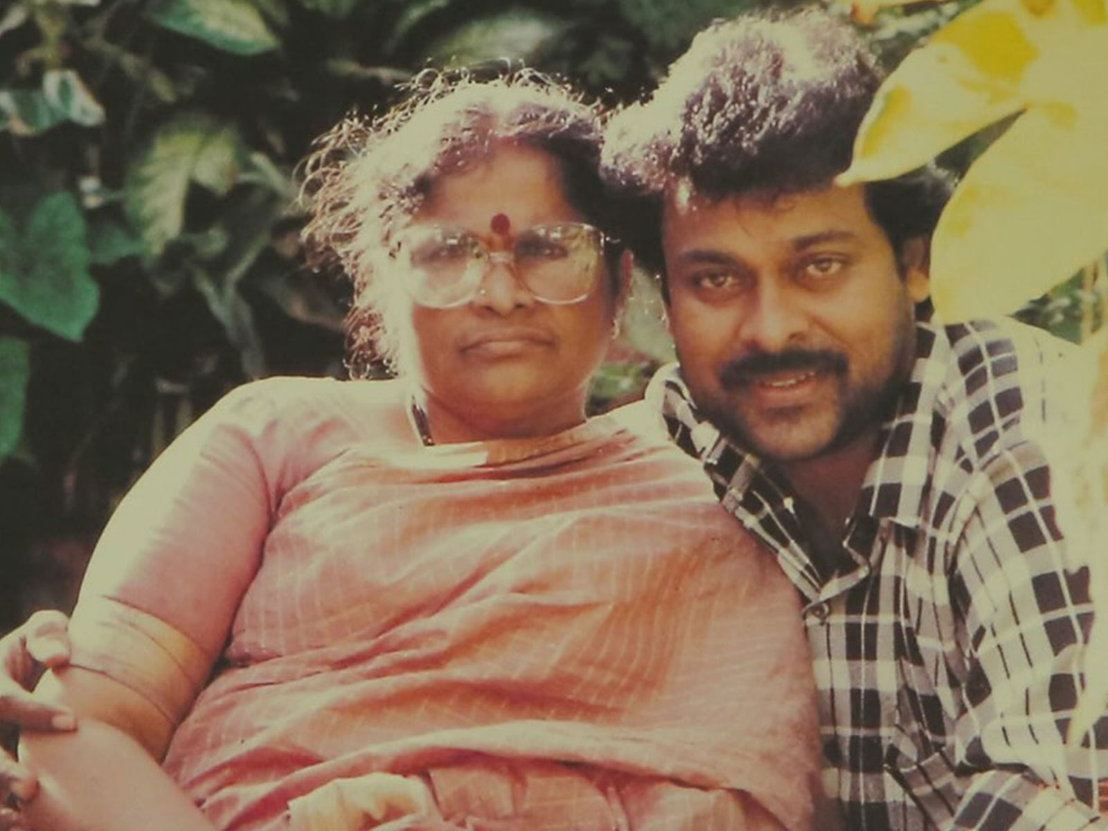 Chiranjeevi and his mother (Photo/Instagram@Chiranjeevi)