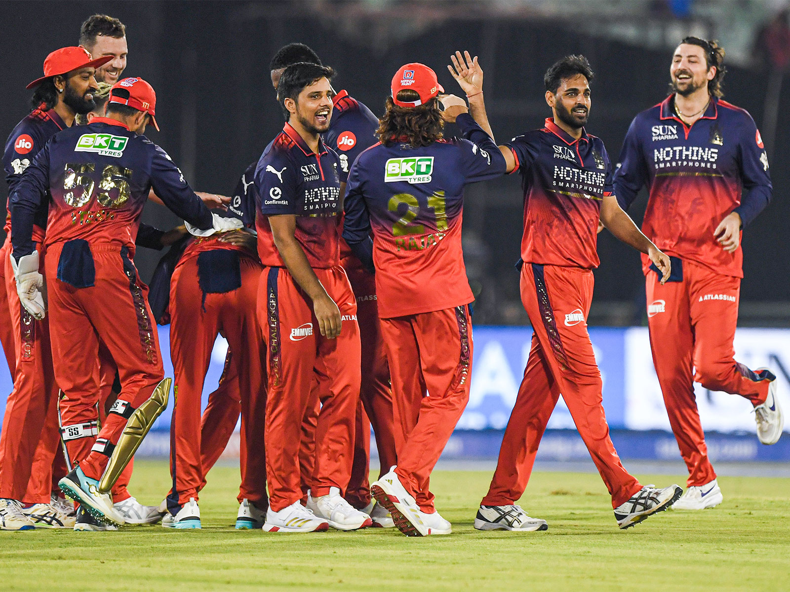 RCB teammates (Photo: ANI)