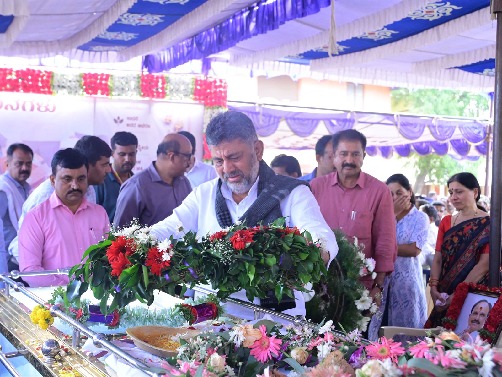 Karnataka Deputy CM DK Shivakumar pays condolences to late Karnataka Minister D Sudhakar (Photo X/@DKShivakumar)