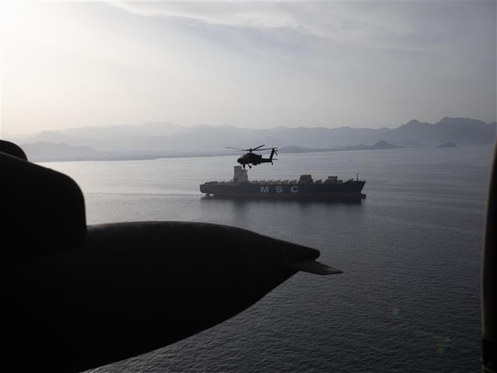 AH-64 Apaches fly above the Strait of Hormuz (Photo/ X@CENTCOM)