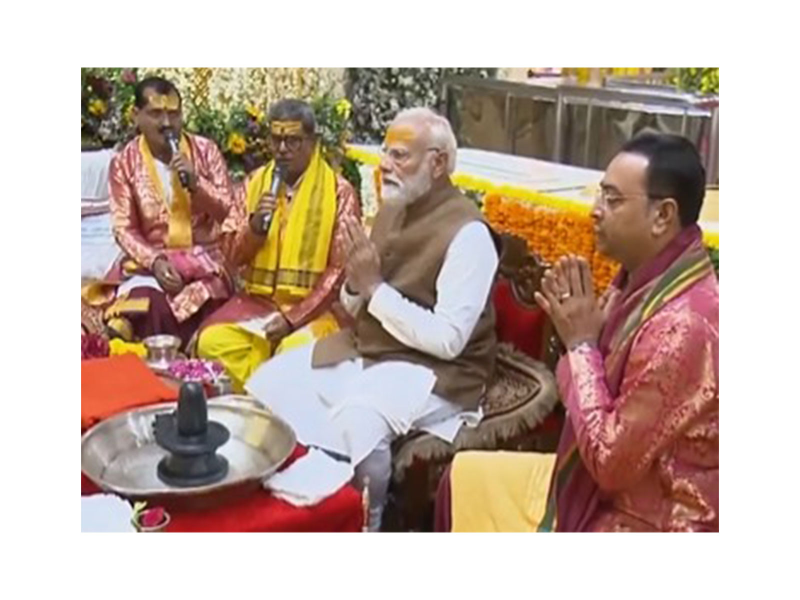 PM Modi offers prayer at Somnath Temple (Photo/ANI)