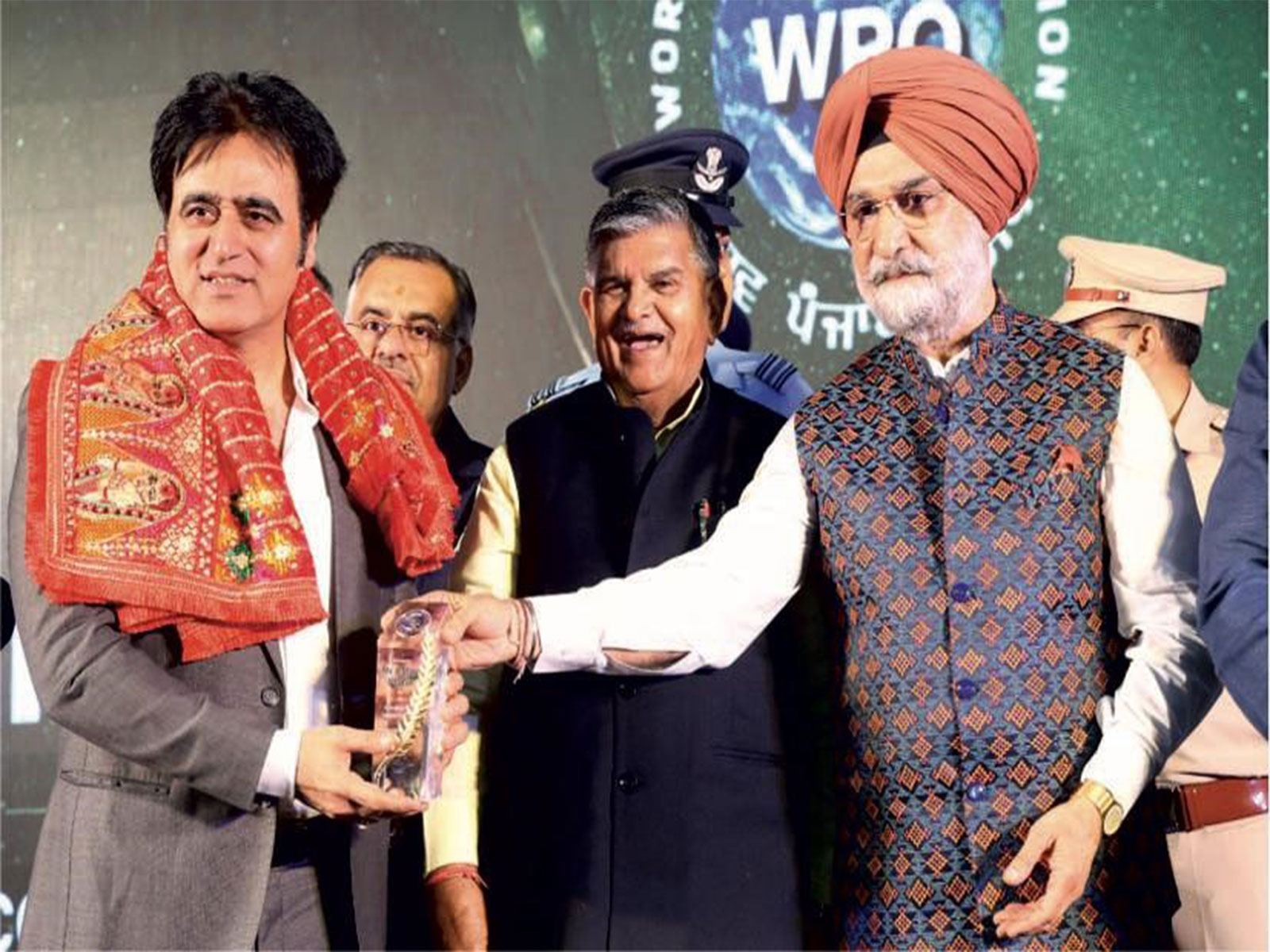 Businessman Dr. Sanjeev Juneja received"Excellence in Brand Building and Consumer Trust" Award