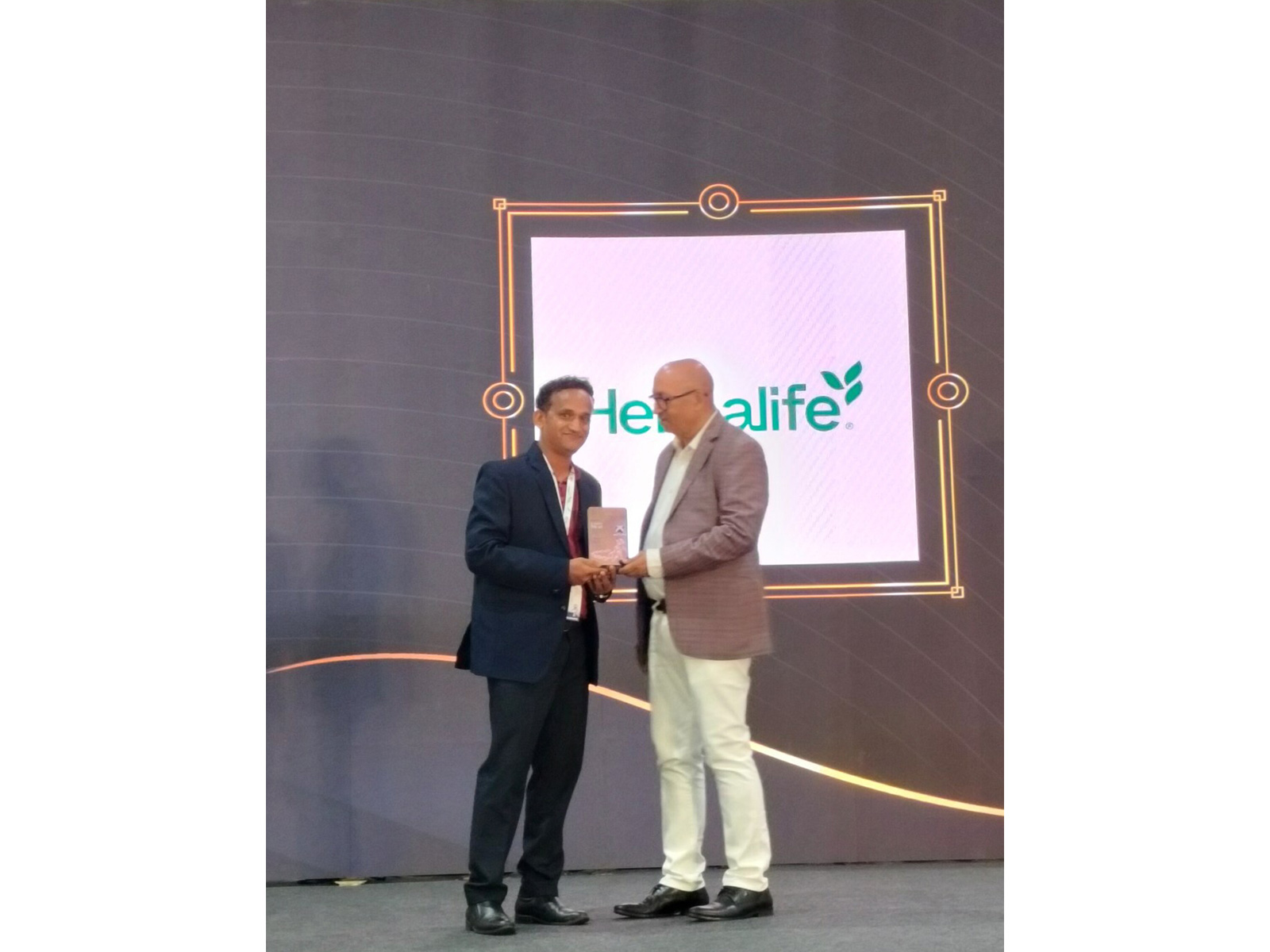 Herbalife India representative receiving the Top Supply Chain Performer 2026 award at the ISCM Forums event in Mumbai