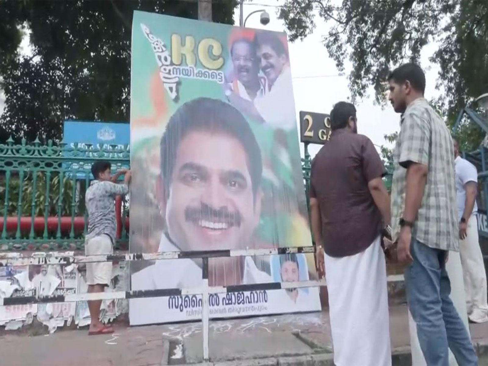 Congress workers put up flex board of Congress leader KC Venugopal in front of secretariat (Photo/ANI)