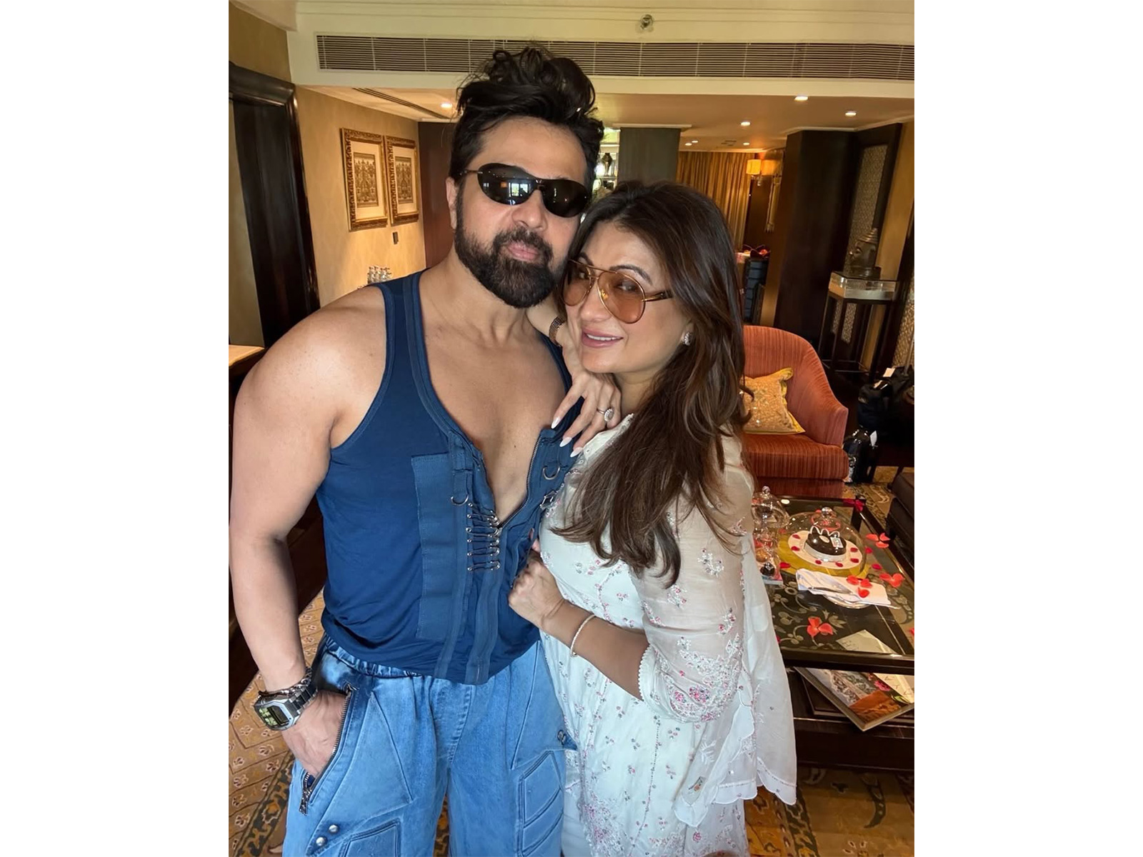Himesh Reshammiya with his wife Sonia Kapoor (Photo/Instagram@realhimesh)
