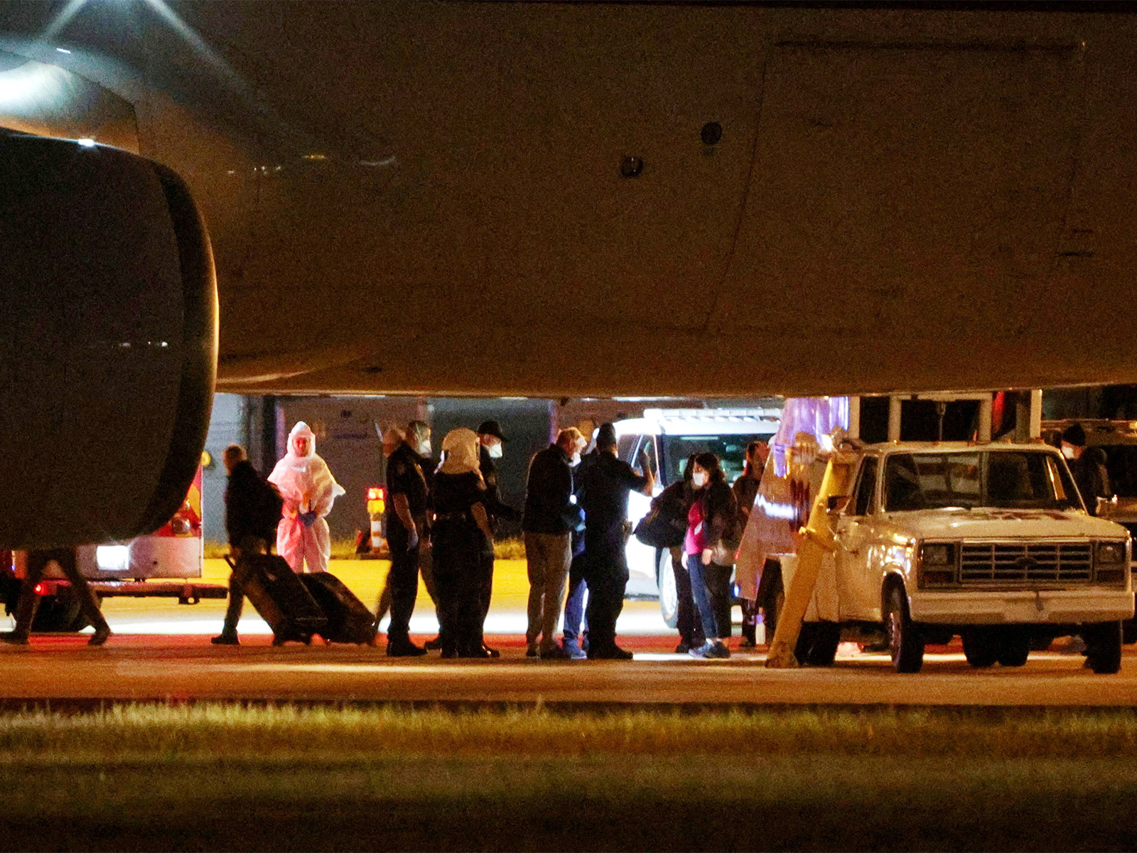 Personnel from various agencies assist in the disembarkation of passengers evacuated(Photo/Reuters)