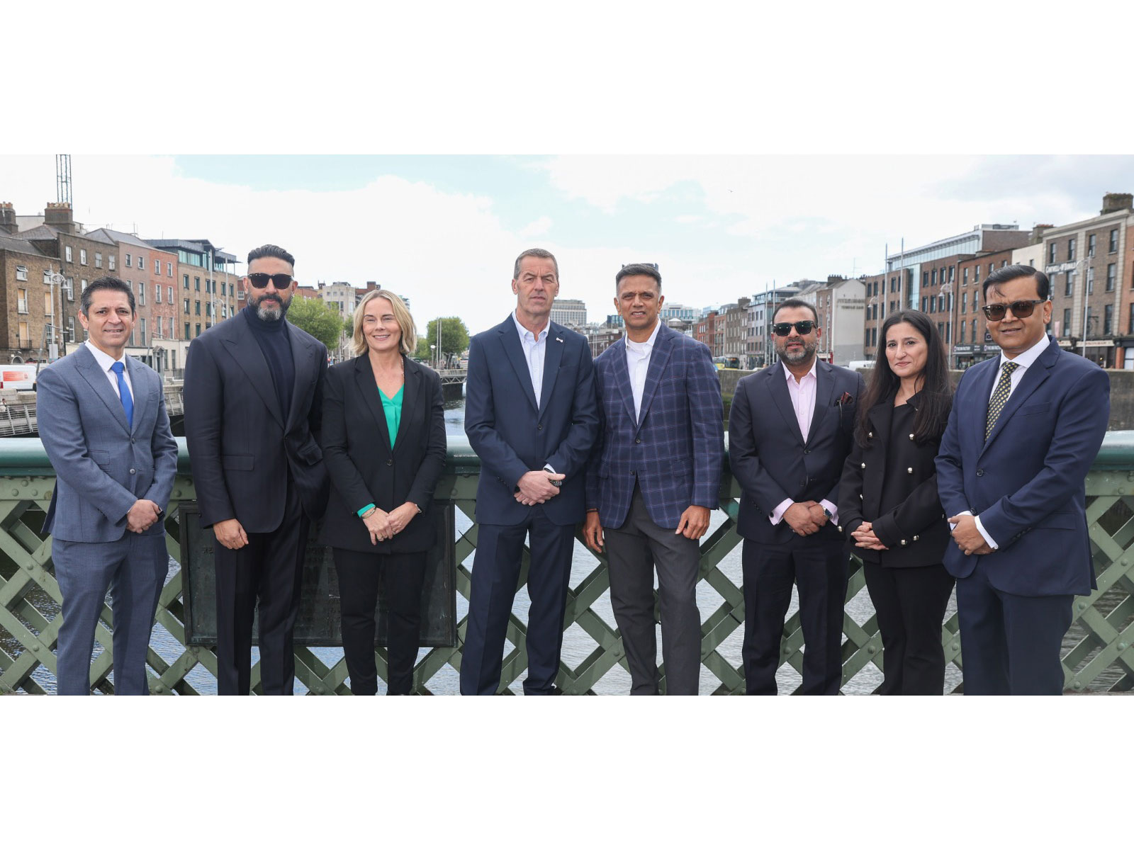 Abhishek Bachchan (second from left) and Rahul Dravid (fifth from left) (Photo: ETPL)