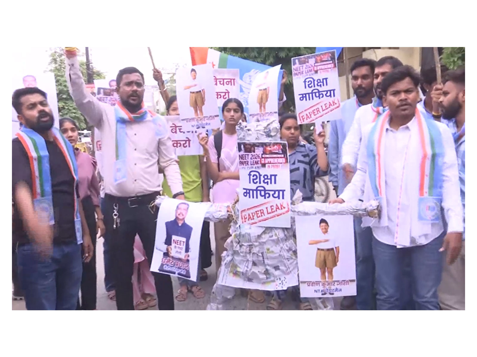 NSUI workers along with students staging protest in Bhopal over NEET Exam cancellation (Photo/ANI) 