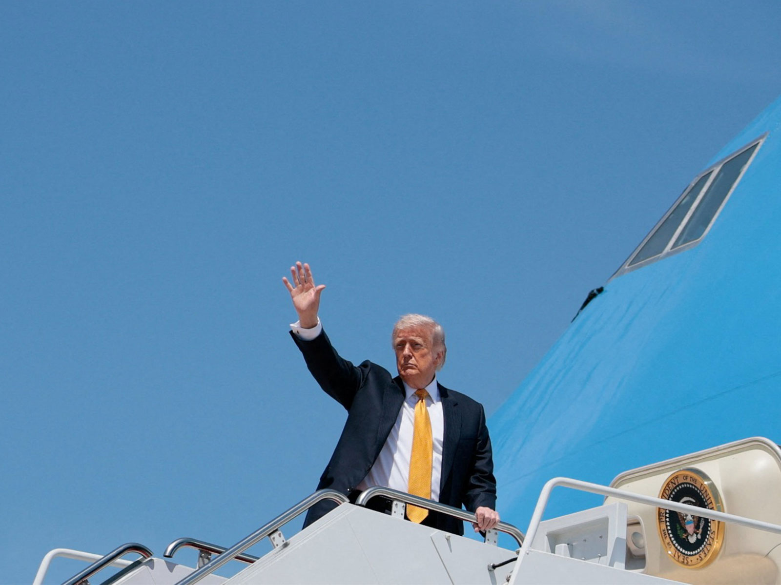 U.S. President Donald Trump gestures as he boards Air Force One for a trip to China, at Joint Base Andrews (Photo/ Reuters)