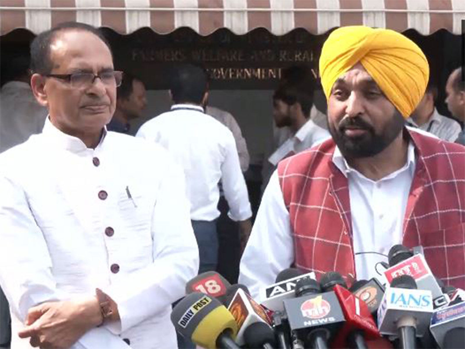 Union Minister Shivraj Singh Chouhan and Punjab Chief Minister Bhagwant Mann (Photo/ANI)