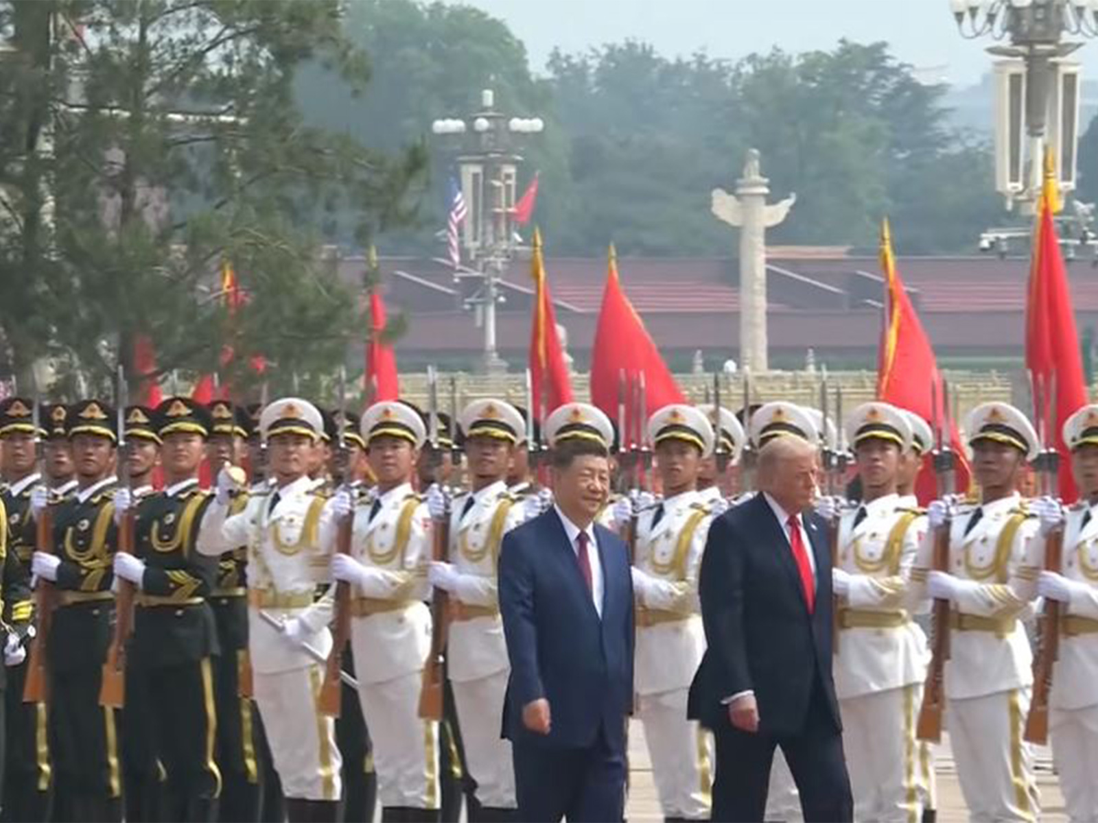 US President Trump accorded with a ceremonial guard of honour along side Chinese President Xi Jingpin (Photo/X@WhiteHouseYoutube)