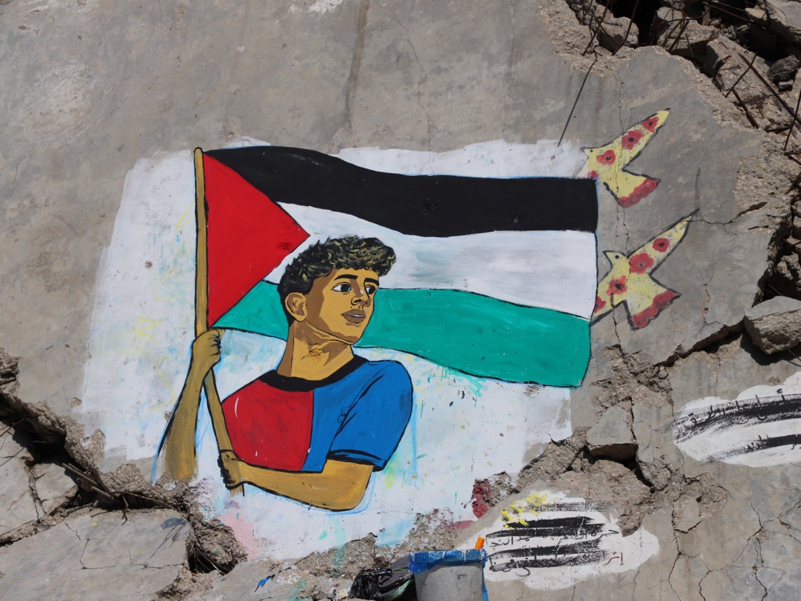 Palestinian artists paint a mural depicting soccer star Lamine Yamal, in Gaza City (Photo/Reuters)