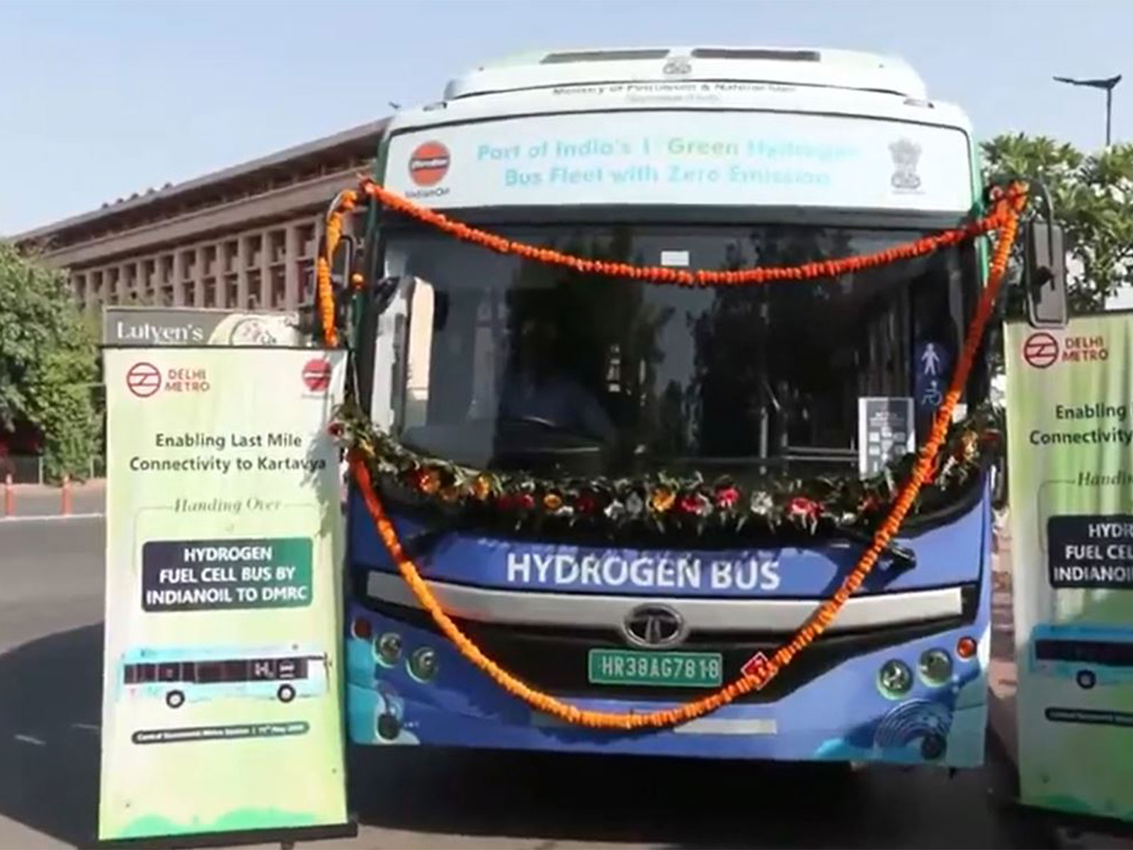 DMRC launches hydrogen-fueled shuttle buses (Photo/ANI)