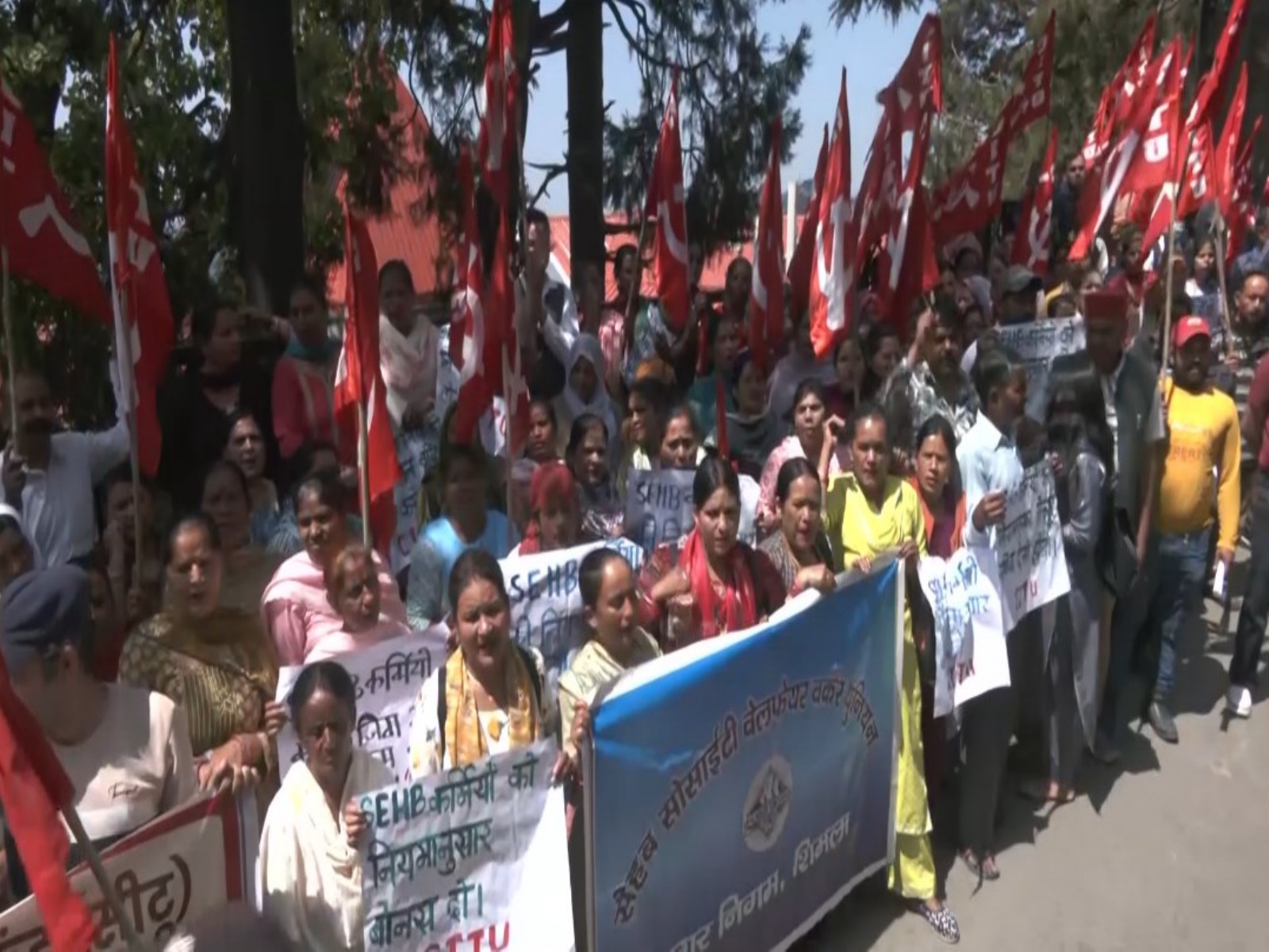 Over 900 Shimla sanitation workers go on strike (Photo/ANI)