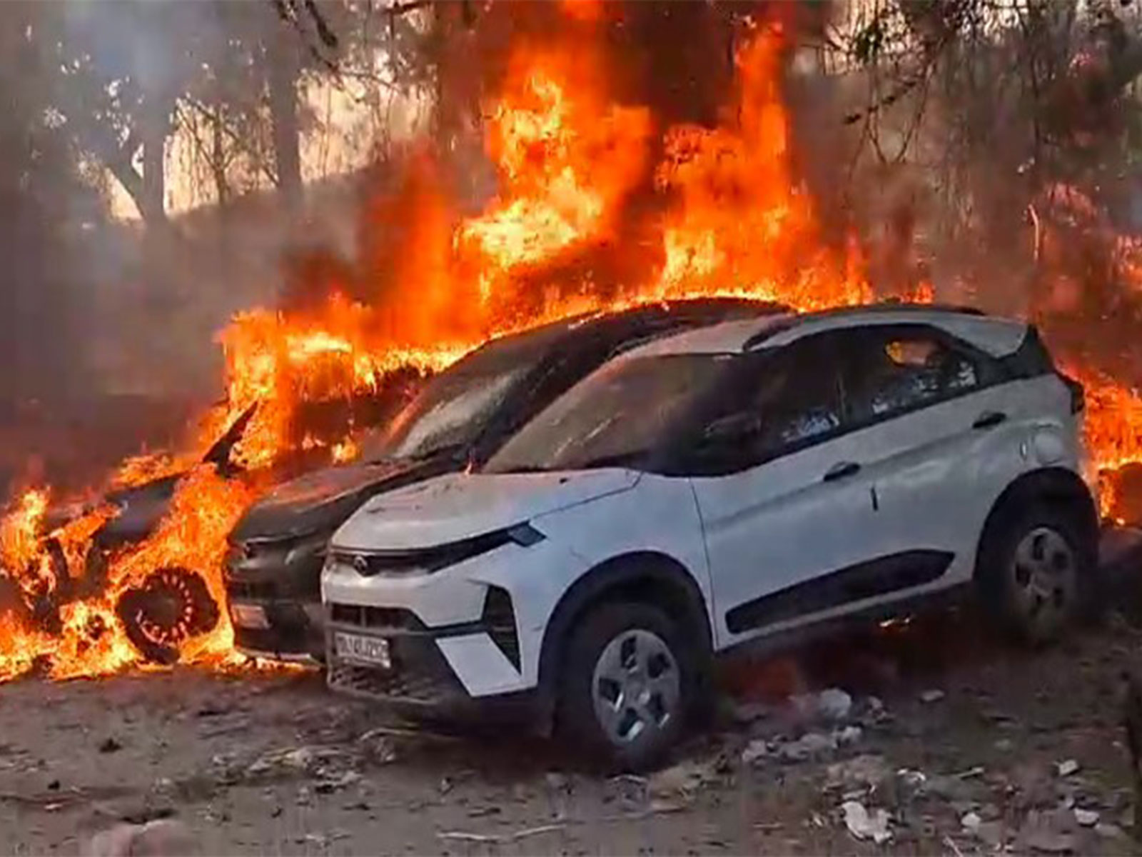 Massive fire breaks out in cars parked in Shahdara (Photo/ANI)