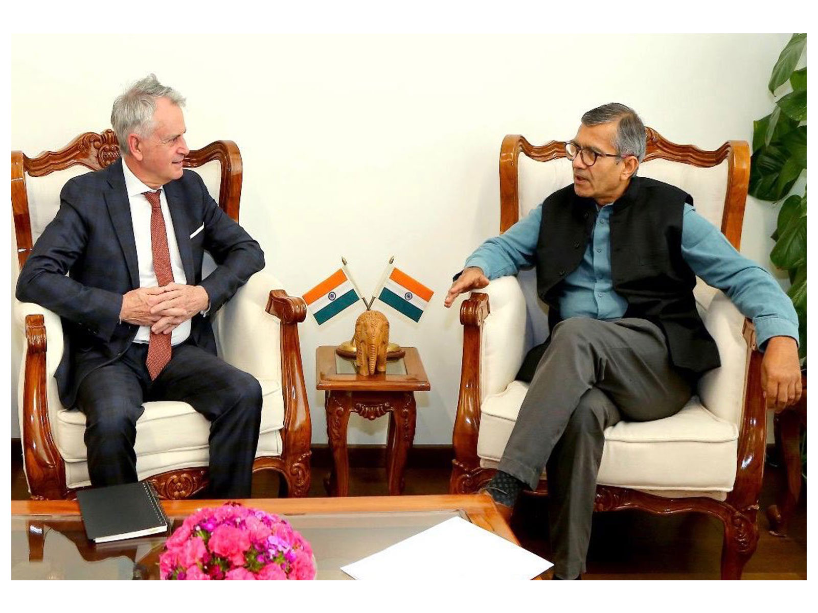  High Commissioner of Canada to India, Christopher Cooter with Defence Secretary Rajesh Kumar Singh (Photo: X@SpokespersonMoD)