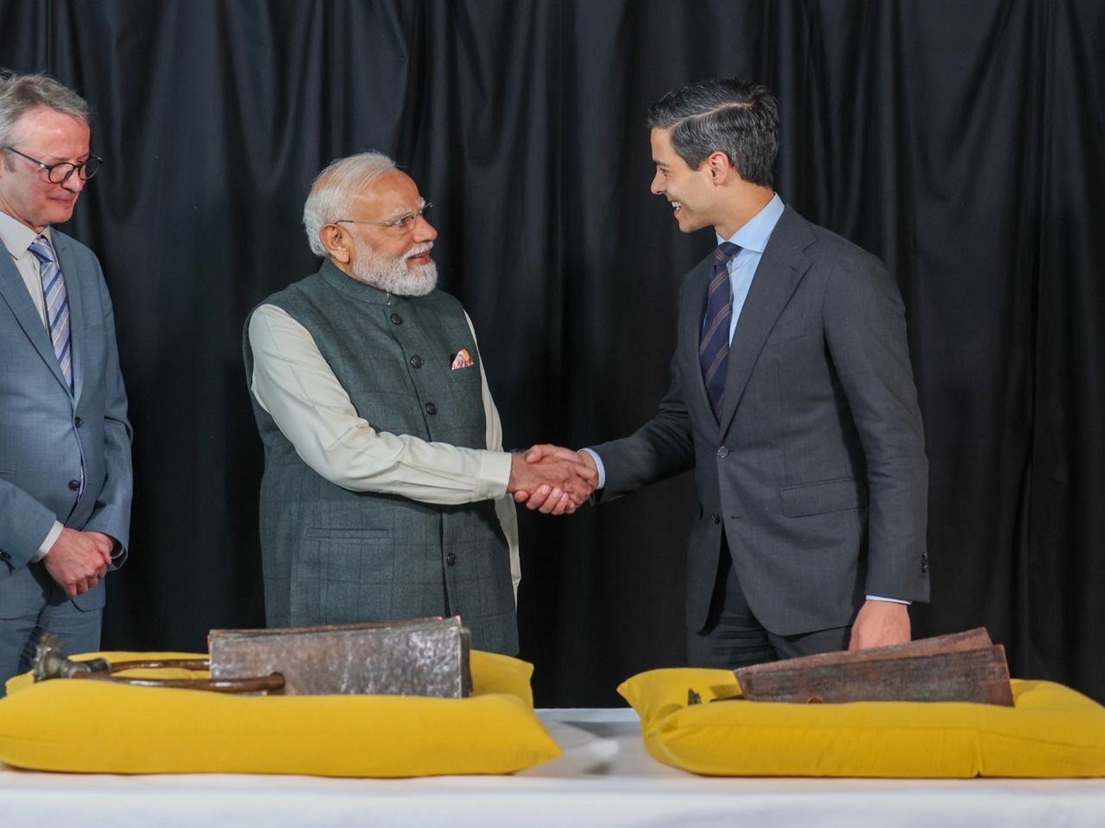 Prime Minister Narendra Modi and Dutch Prime Minister Rob Jetten during the handover ceremony of the historic 11th-century Chola Plates in the Netherlands. (Photo: X/@narendramodi)