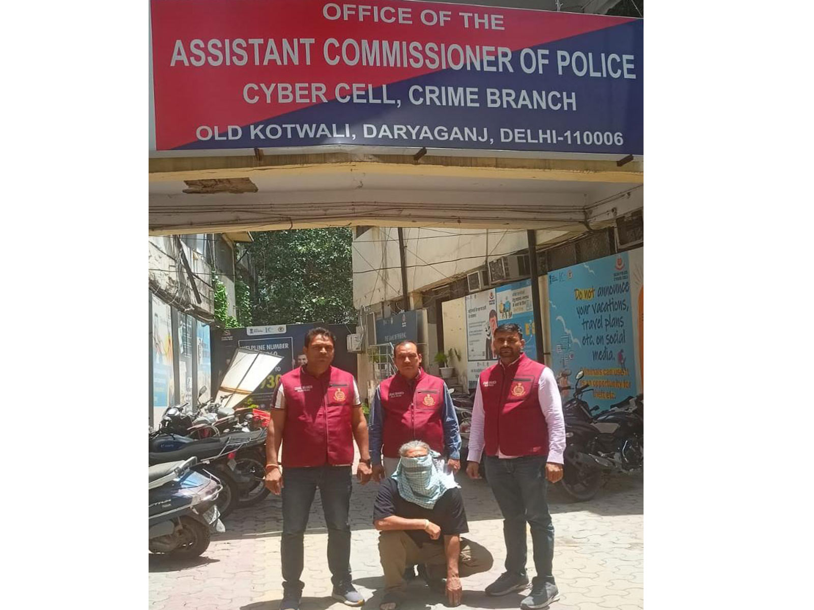 Officials with arrested accused (Photo: Delhi Police's Crime Branch)