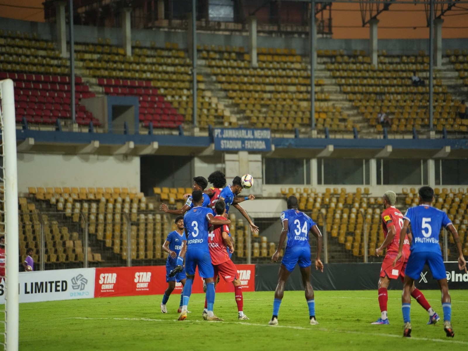 Dempo SC and Diamond Harbour players in action (Photo: AIFF Media)