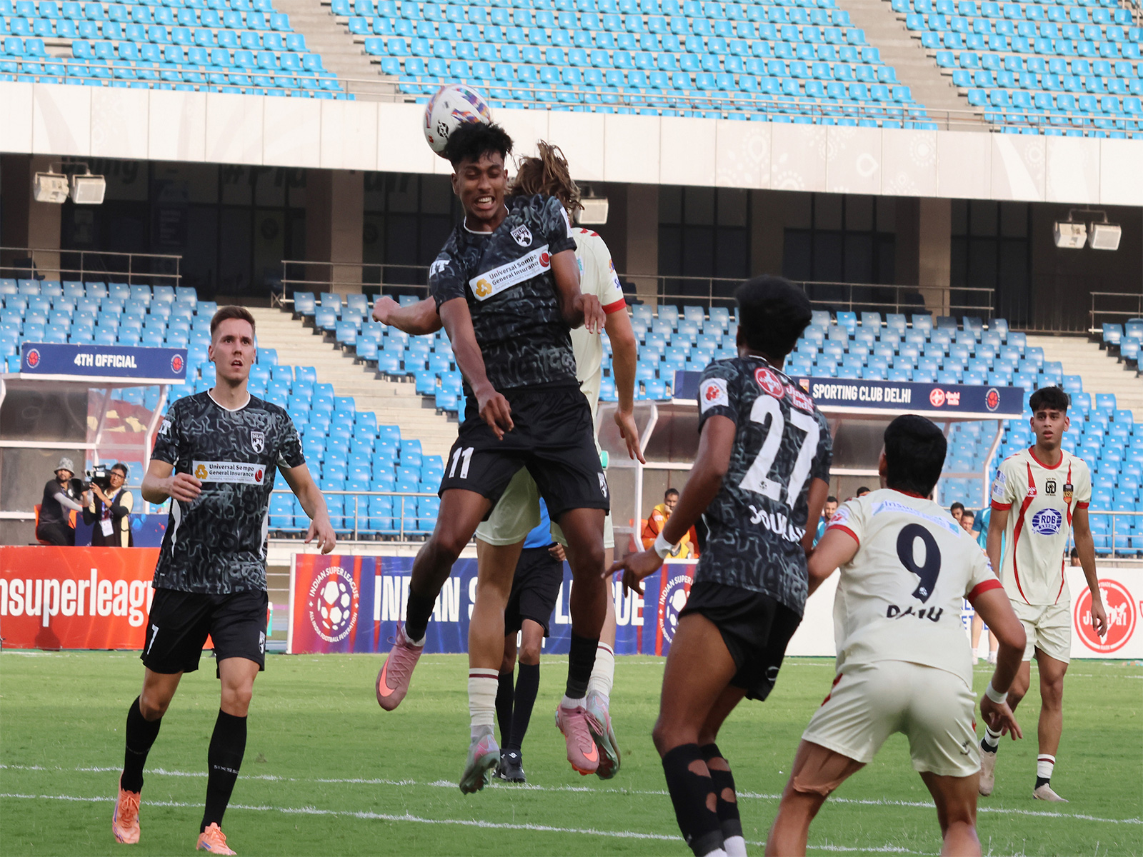 SC Delhi and Inter Kashi players in action (Photo: AIFF Media)