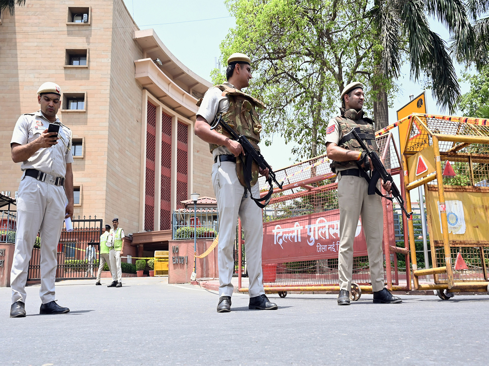 Delhi Police personnel keep vigil at Rail Bhawan in New Delhi (Photo/ANI)