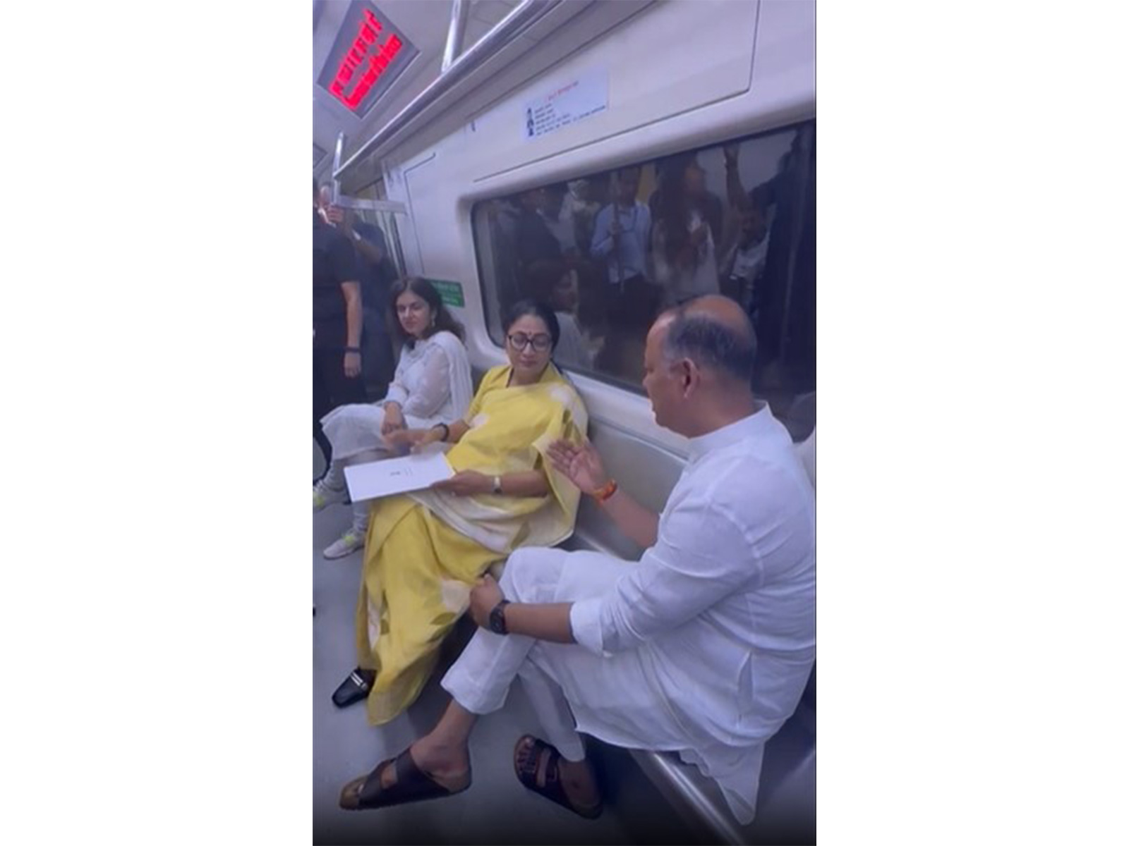Delhi CM Rekha Gupta Travels In Delhi Metro (Photo/DelhiCMO) 