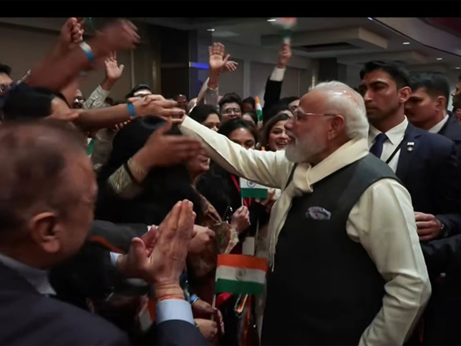  PM Modi receives grand welcome from Indian diaspora in Norway (Photo/DD)