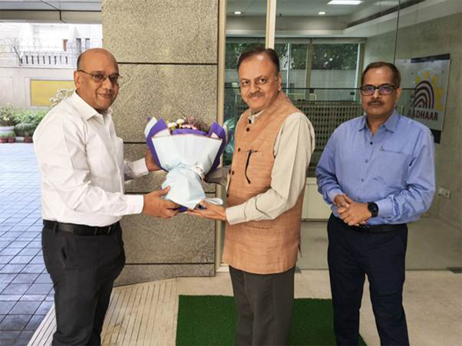 Saurabh Vijay (L) takes charge as CEO of UIDAI (Photo/PIB)
