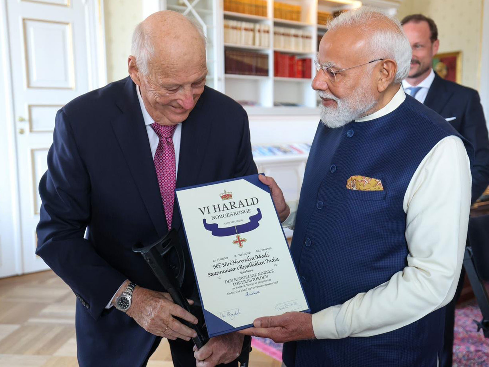 King Harald V of Norway presents the Grand Cross of the Royal Norwegian Order of Merit to Prime Minister Narendra Modi during his official visit to Oslo. (Photo: X/@narendramodi)