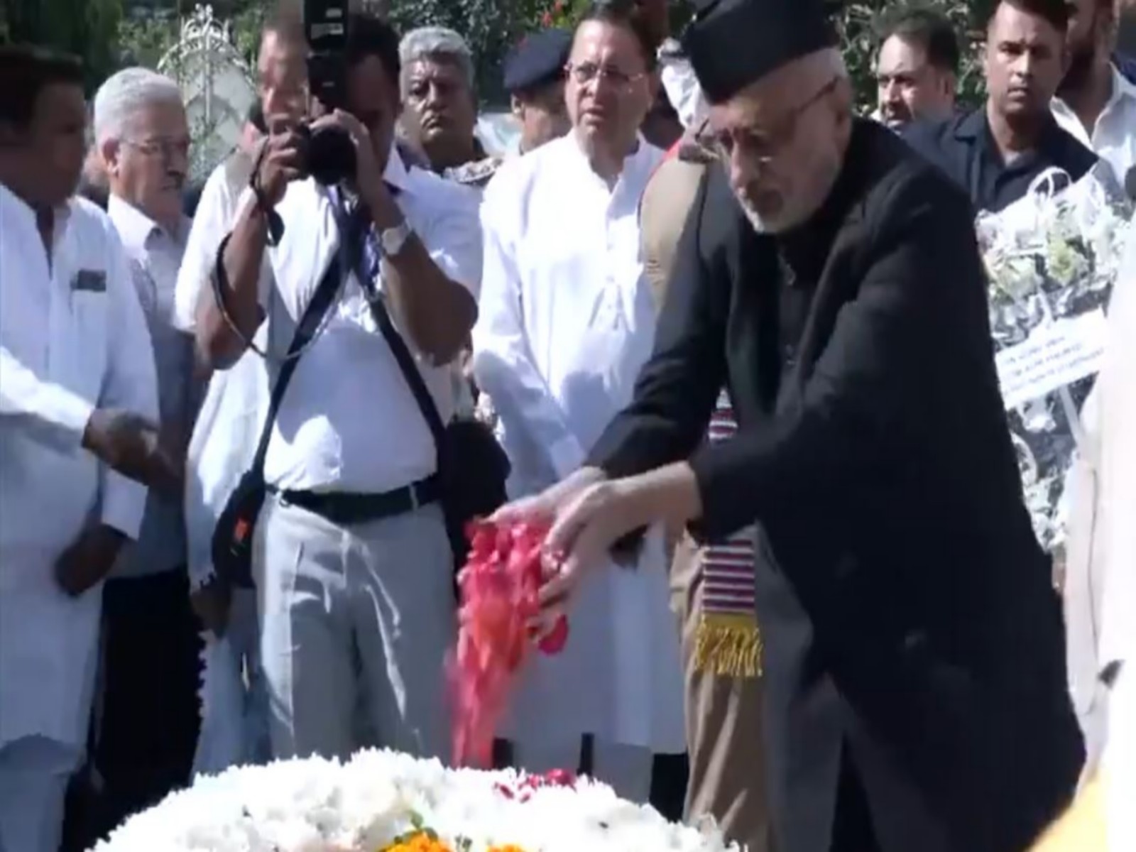 Vice President CP Radhakrishnan pays floral tribute to former Uttarakhand CM Major General Bhuwan Chandra Khanduri (Retd) (Photo/ANI)