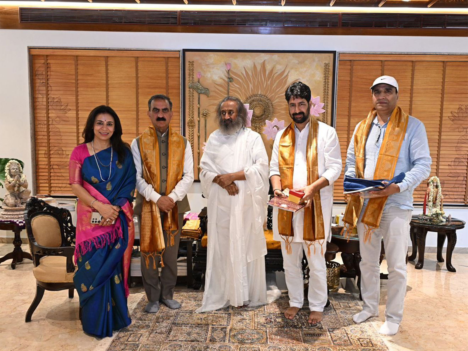 CM Sukhvinder Singh Sukhu meets Sri Sri Ravi Shankar in Bengaluru (Photo/CMO)
