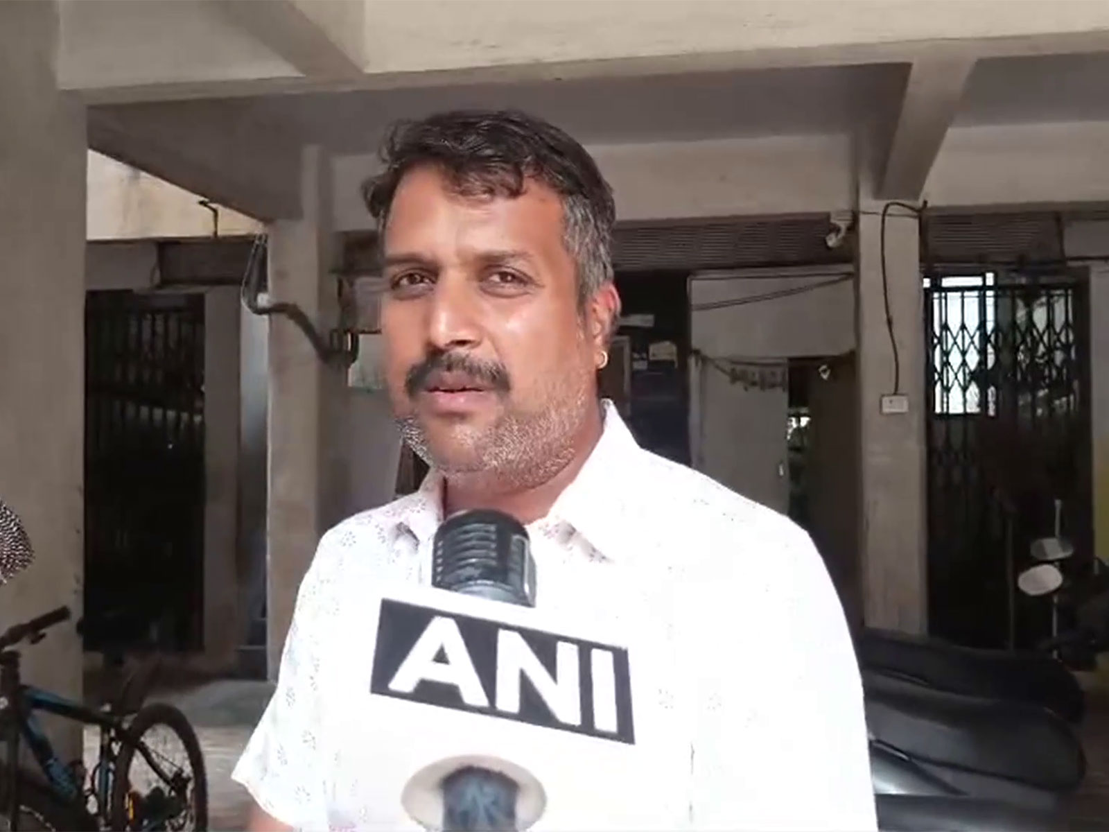 Victim's father Shailesh Dhoot (Photo/ANI)