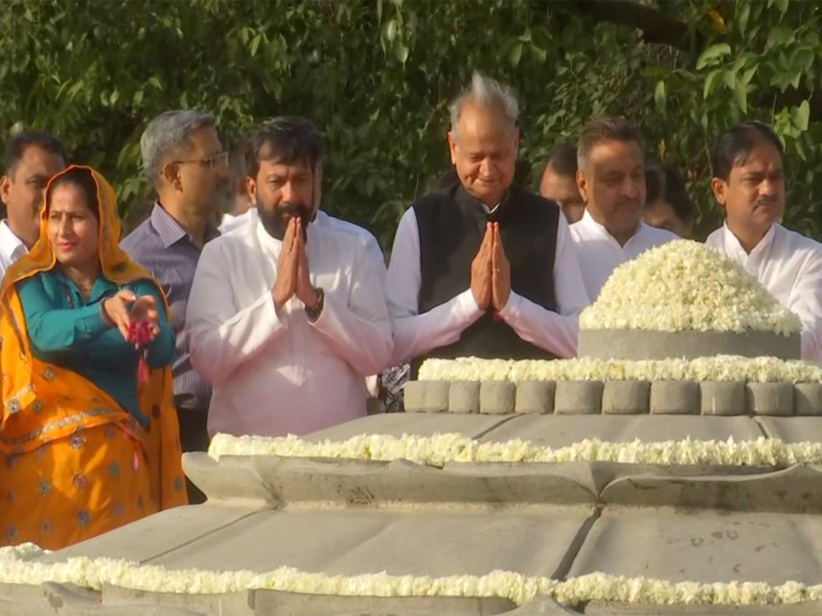 Congress leader Ashok Gehlot & others pay tribute at  Vir Bhumi on Former PM Rajiv Gandhi's death anniversary (Photo/ANI)