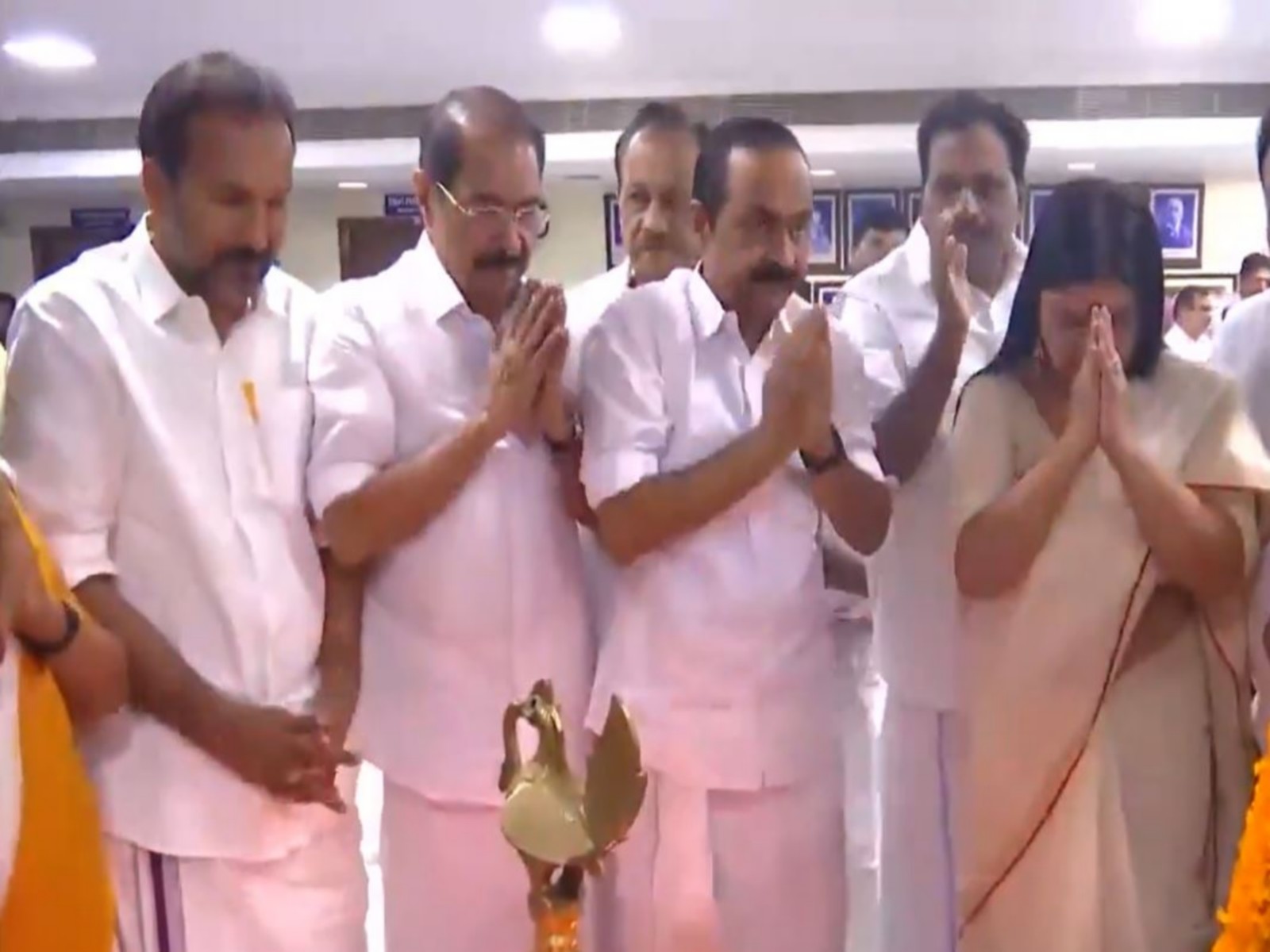 Keralam Chief Minister & others state leaders pay tribute to former PM Rajiv Gandhi (Photo/ANI)