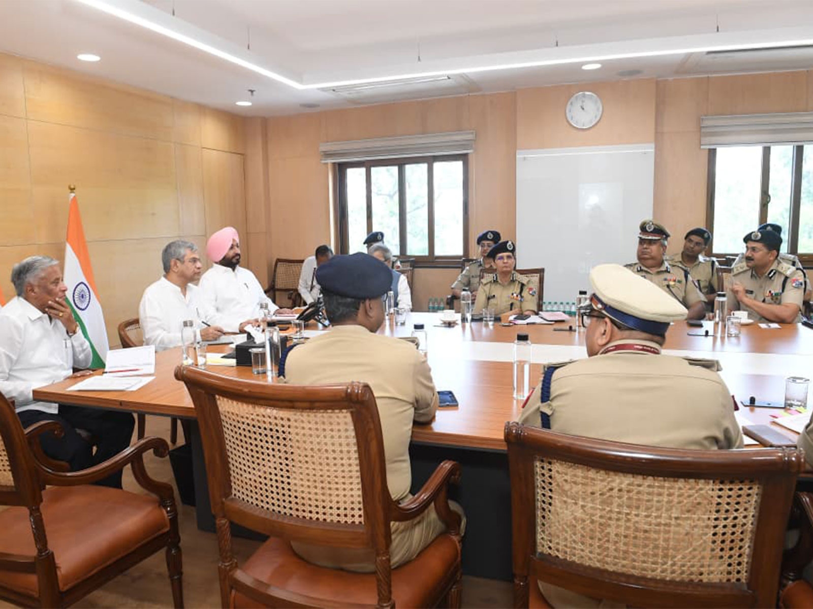  Railway Minister Ashwini Vaishnaw chaired high-level meeting with officials (Photo/Ministry of Railways)