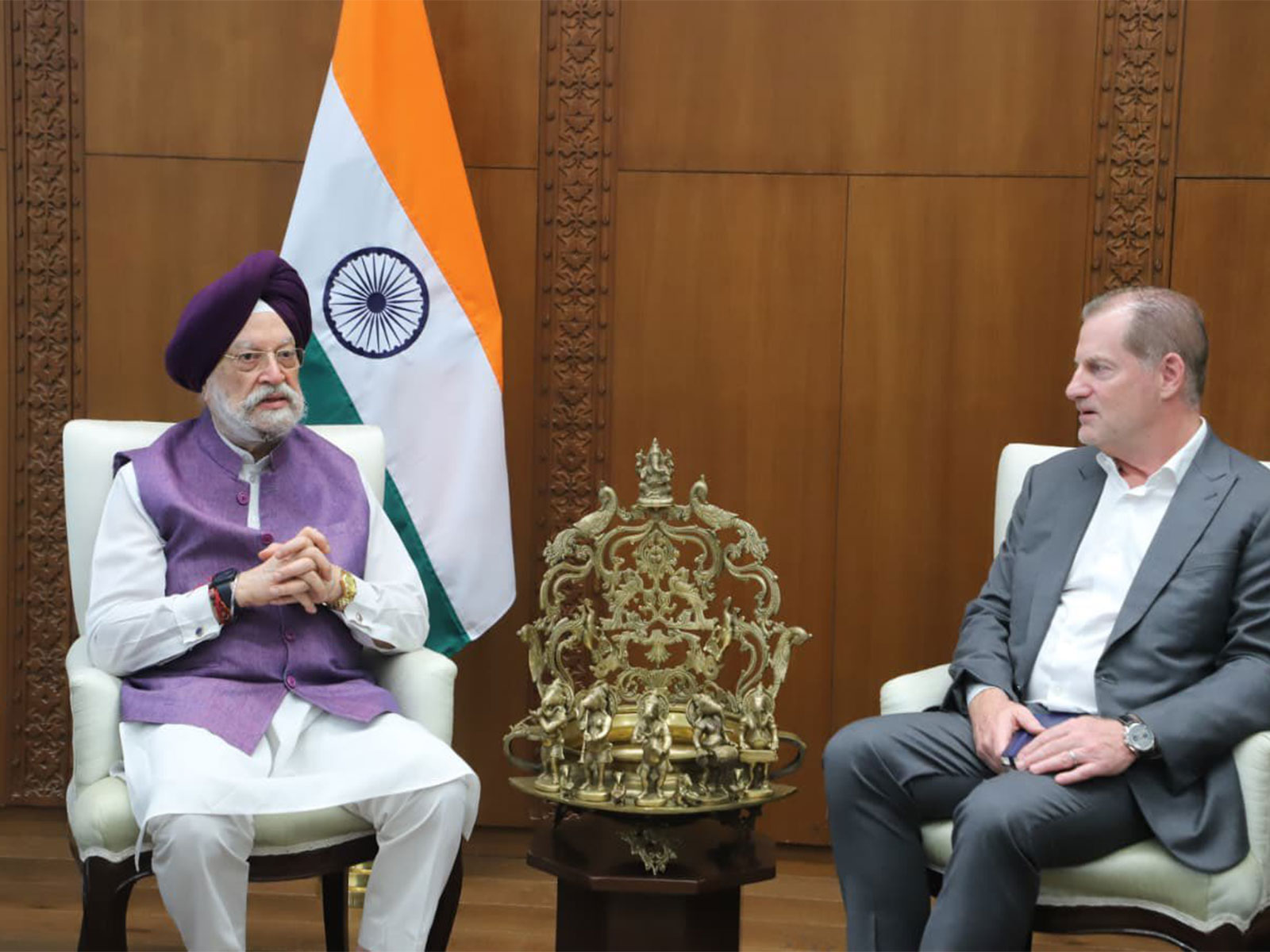 Union Minister Hardeep Singh Puri (L) and Bob Willen, Managing Partner, A.T. Kearney (R) (Photo/X@HardeepSPuri)