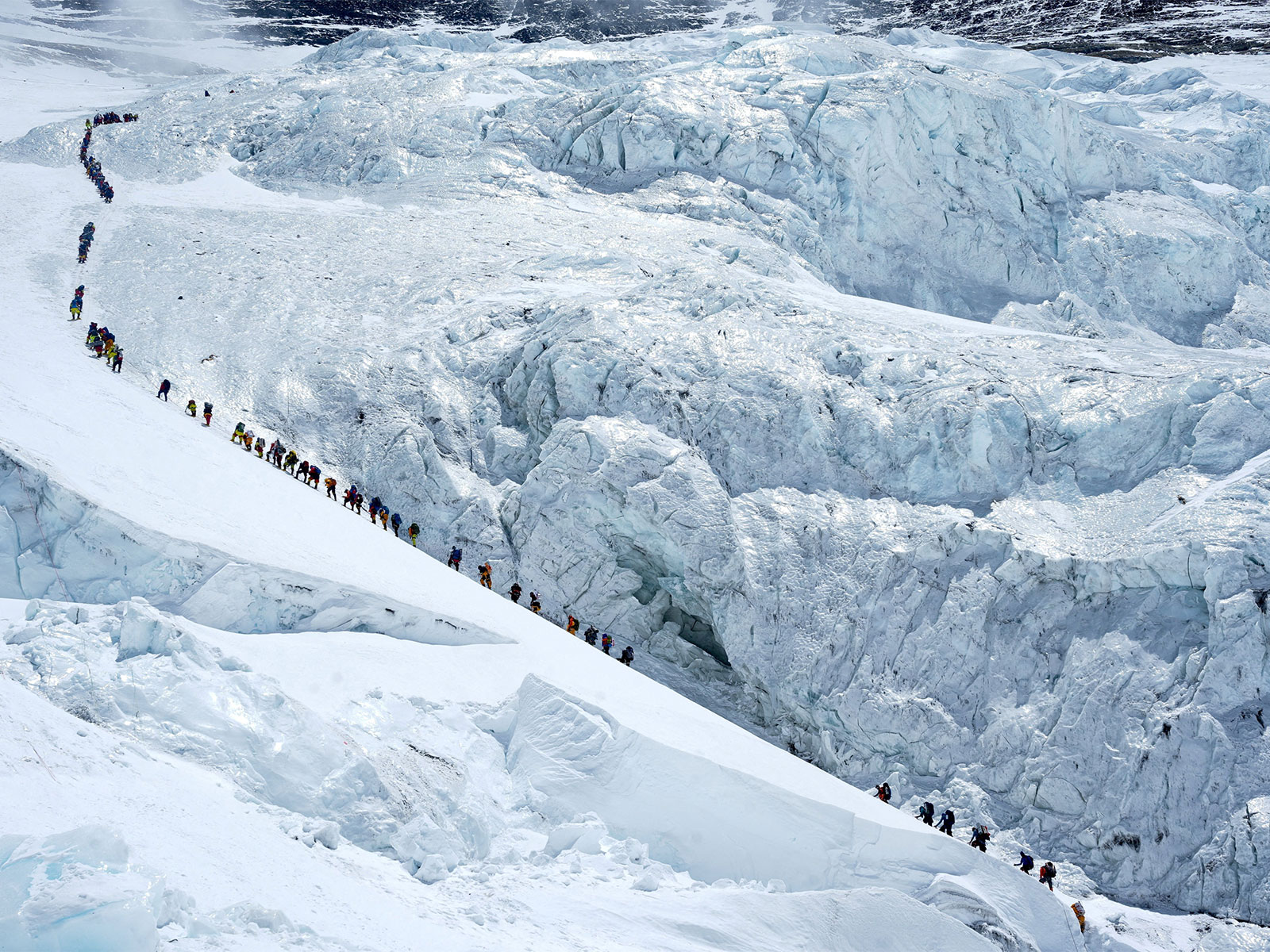 A long line of climbers makes its way towards the summit of Mount Everest in Nepal's Solukhumbu district, popularly known as the Everest region. (Photo/Reuters)