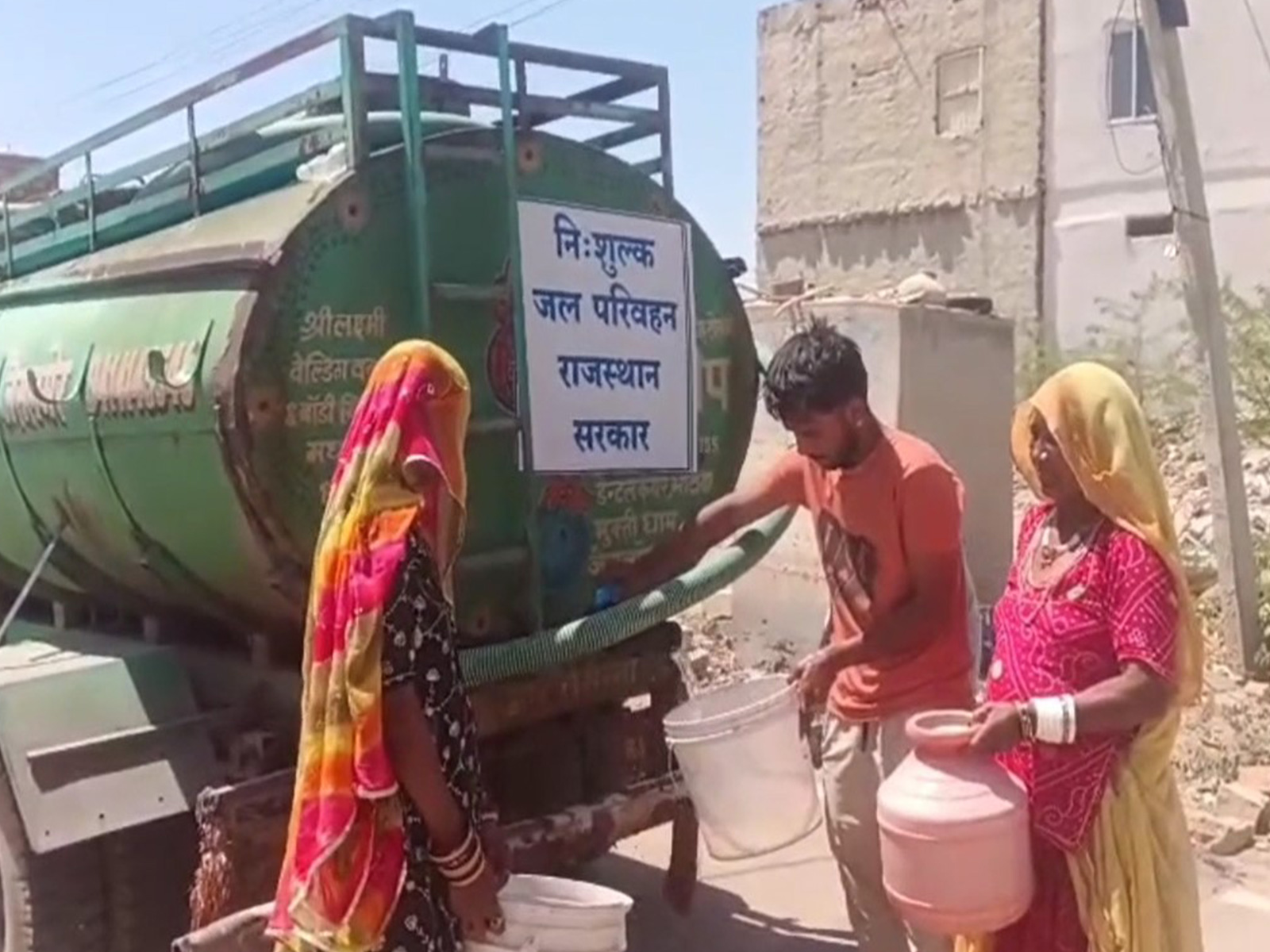 Residents in Jaisalmer taking water from PHED deployed tankers in Jaisalmer (Photo/ANI)