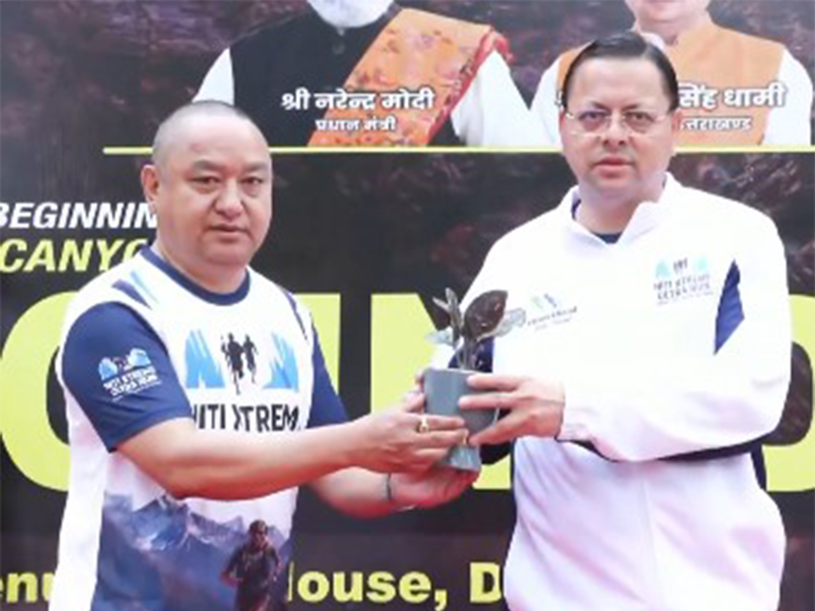 Uttarakhand CM Pushkar Singh Dhami (right) flags off 'Niti Xtreme Ultra Countdown Run' (Photo: X/ @ANI)