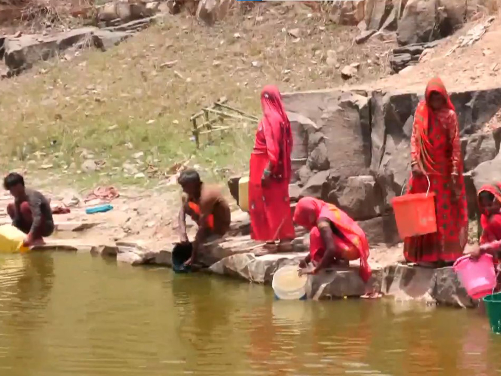 People continue to battle water scarcity problems in Shankargarh (Photo/ANI)